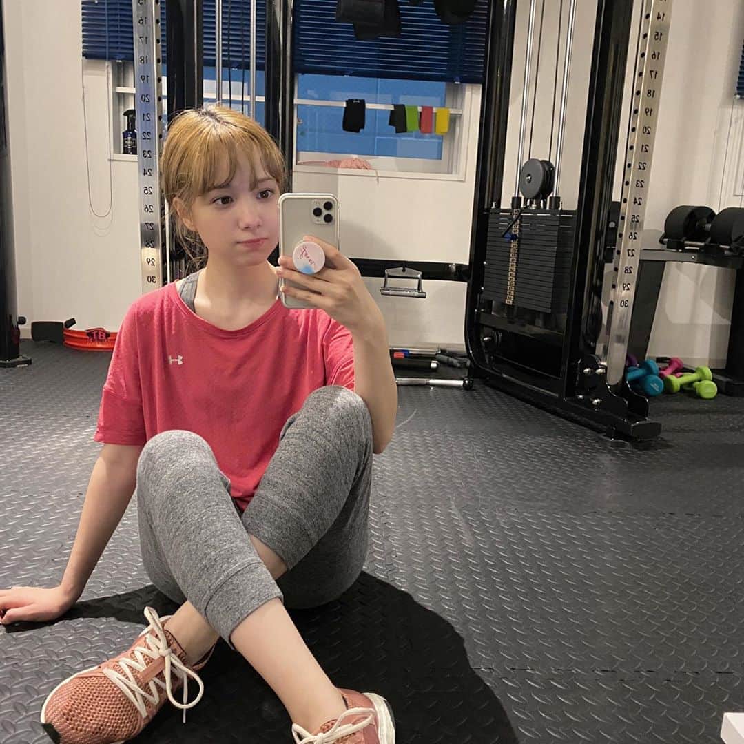 柴田あやなのインスタグラム：「自粛期間中ずっとゲームやってたから運動不足すぎて、ジムに再びい行きだしたけどこんなきつかったっけ？！ってくらいきつい！！！でもしっかり筋肉痛くるから楽しい☺️  ジムとか絶対続かないと思ってたのになんともう１年経ちました、、 背中も締まったしお尻も前よりあがった！！ずっと同じトレーナーさん２人に見て頂いてます💪🏻はやく腹筋元に戻したいな。頭ボサボサ」