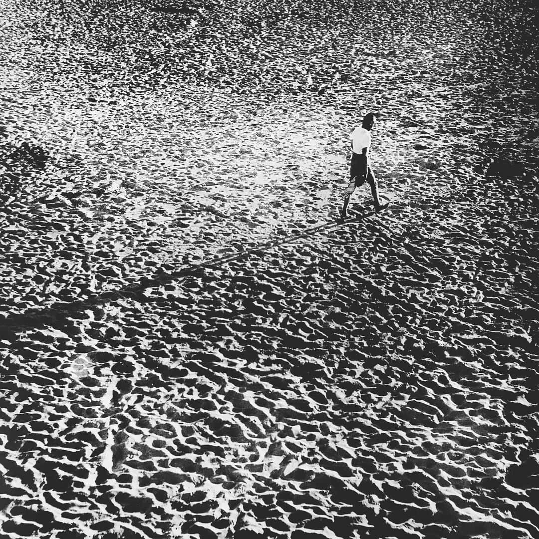 Meganさんのインスタグラム写真 - (MeganInstagram)「Bondi sand patterns with figure 〰 Max Dupain, 1940s #maxdupain #bondibeach」6月30日 20時10分 - zanzan_domus