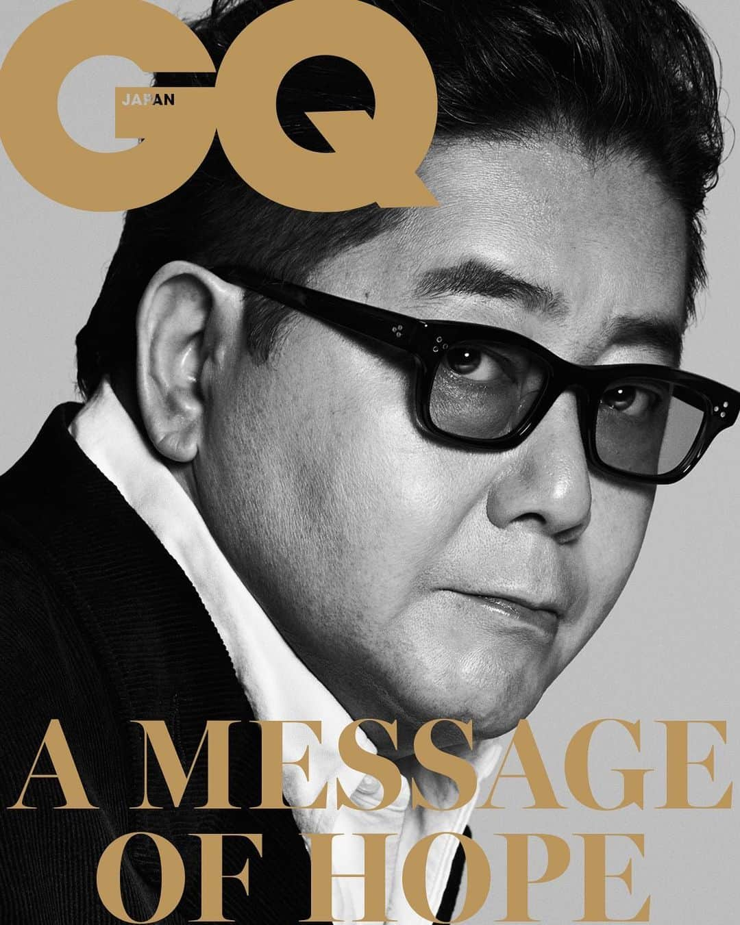 GQ JAPANさんのインスタグラム写真 - (GQ JAPANInstagram)「【A MESSAGE OF HOPE（連載：希望へ、伝言）】Vol.130 秋元康──僕はなんだか胸が熱くなる﻿ ﻿ 同時代に生きる仲間たちとともに、新しい時代を迎えたい。﻿ 作詞家でプロデューサーの秋元康さんからのメッセージ﻿ ﻿ 「この未曾有の事態は、僕たちに哲学的問いかけを投げかけてくる。誰もが経験したことのないウイルスと対峙した僕らは、どう生きるべきなのか、なにを考えるべきなのか。﻿ ﻿ 都市とは？　仕事とは？　家族とは？　友だちとは？　コミュニケーションとは？﻿ ﻿ いま世界中が平等にこの困難と立ち向かっている。NYで、ロンドンで、東京で、アフリカや南米でも、みんなが同じ敵と戦っている。国境も、人種も関係ない、その世界中の息づかいを感じるとき、僕はなんだか胸が熱くなる。『人類への警鐘』などと大げさなことをいうつもりはない。でも、なにかしらの意味はきっとあるのだと思う。ひとりひとりがこの新型コロナウイルスが引き起こすさまざまな出来事と向き合い、考え、答えを出しあっていったとき、そこに新しい哲学が生まれるのではないだろうか。リーダーが誰かなんて関係ない。世界中、みんなで考えていくことが大切なような気がする。﻿ ﻿ いつかこの問題が終息したとき、そこには新しい哲学があり、新しい時代がある。その時代が変わる瞬間を僕は見ていたい。僕らが同じ時代に生きているのは、偶然であり運命だ。セレンディピティといってもいい。その同時代に生きる仲間たちとともに、新しい時代を迎えたいと思う」﻿ ﻿ #gqjapan﻿ #私たちはどう生きるか﻿ #秋元康」6月30日 20時11分 - gqjapan