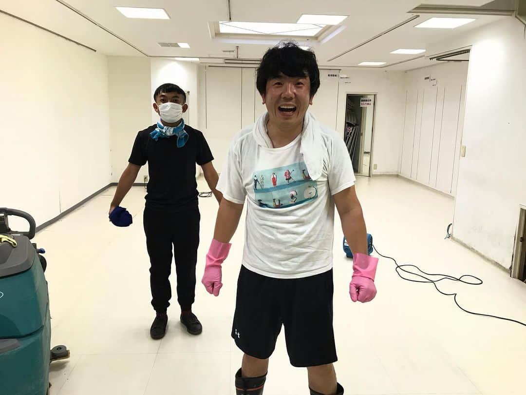のインスタグラム：「‪今日はかじ笑店で夜間の掃除や！‬  ‪香川を盛り上げる為、かじ笑店の清掃のチームとして仲間になってくれた、‬ ‪【アクアサービス】さんがお仕事終わってかけつけてくれました！‬  ‪深夜までかかるかもやけど、やったるぞ！！！！！！‬  ‪#かじ笑店‬」