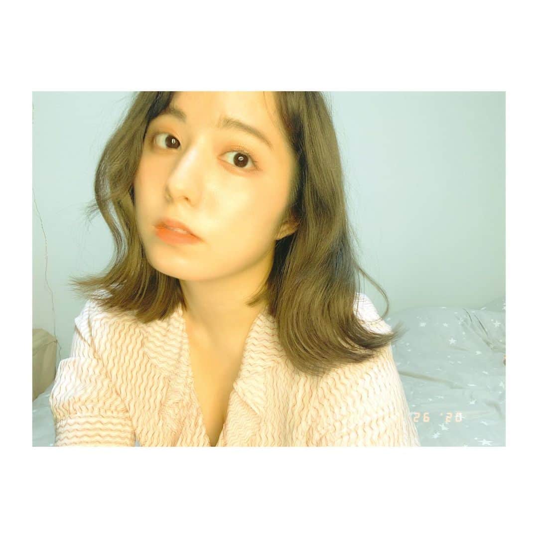 前田美里のインスタグラム：「最近、気圧でぼーっとする事が多い。🌀 . #おうち時間  #ノスタルジック #💛 #黄色 #女子力 #自撮り #今日の服 #ユニクロ #film #film_jp #photo #selfie #ファインダー越しの私の世界 #写真好きな人と繋がりたい #ヲタク #欅坂46 #日向坂46 #japanesegirl #follow #followme」