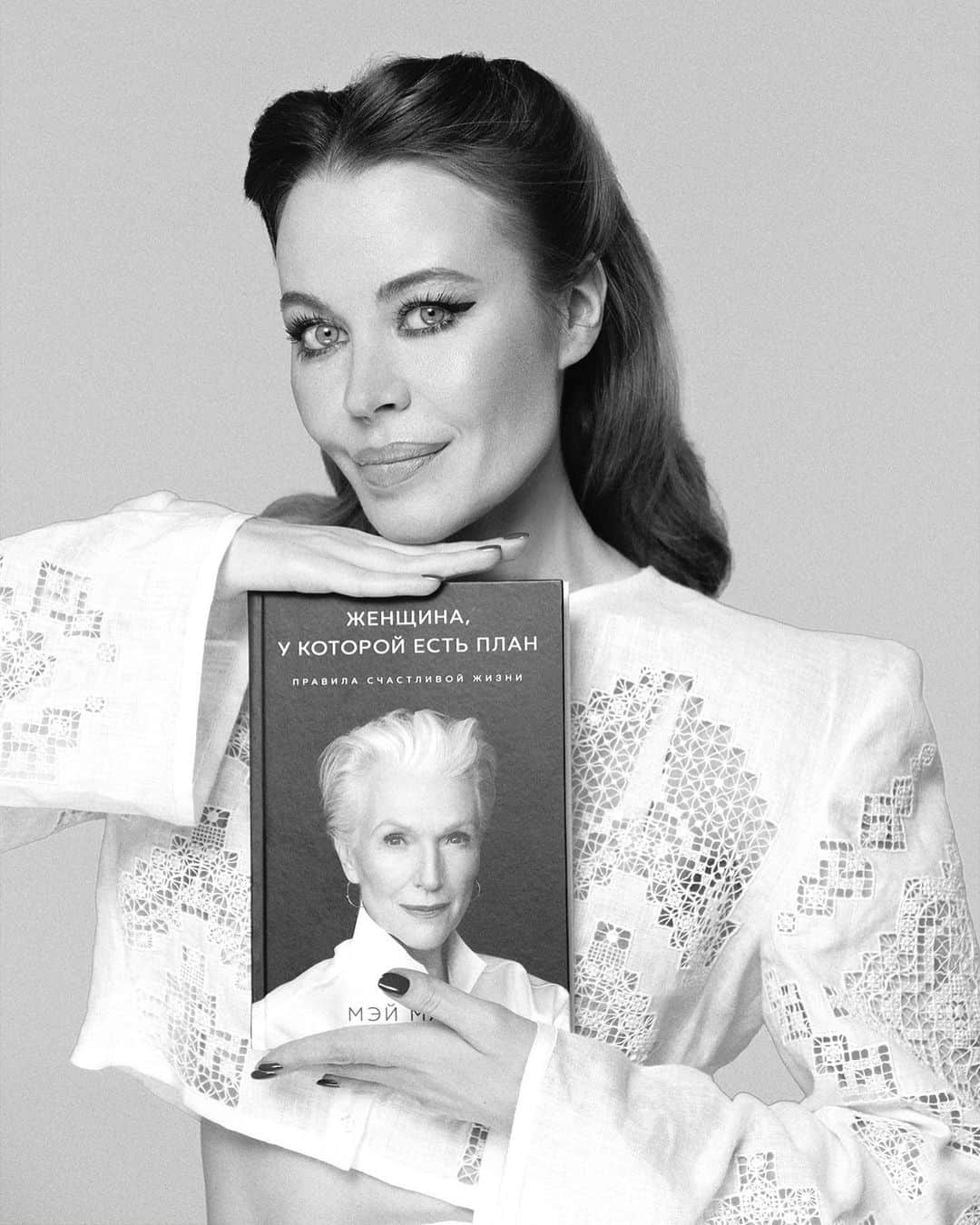 ウリヤナ・セルギエンコのインスタグラム：「Восхищаюсь @mayemusk ♥️ I admire @mayemusk so much! Had a great pleasure reading her book, and I’m very glad that now it is available in russian ♥️」