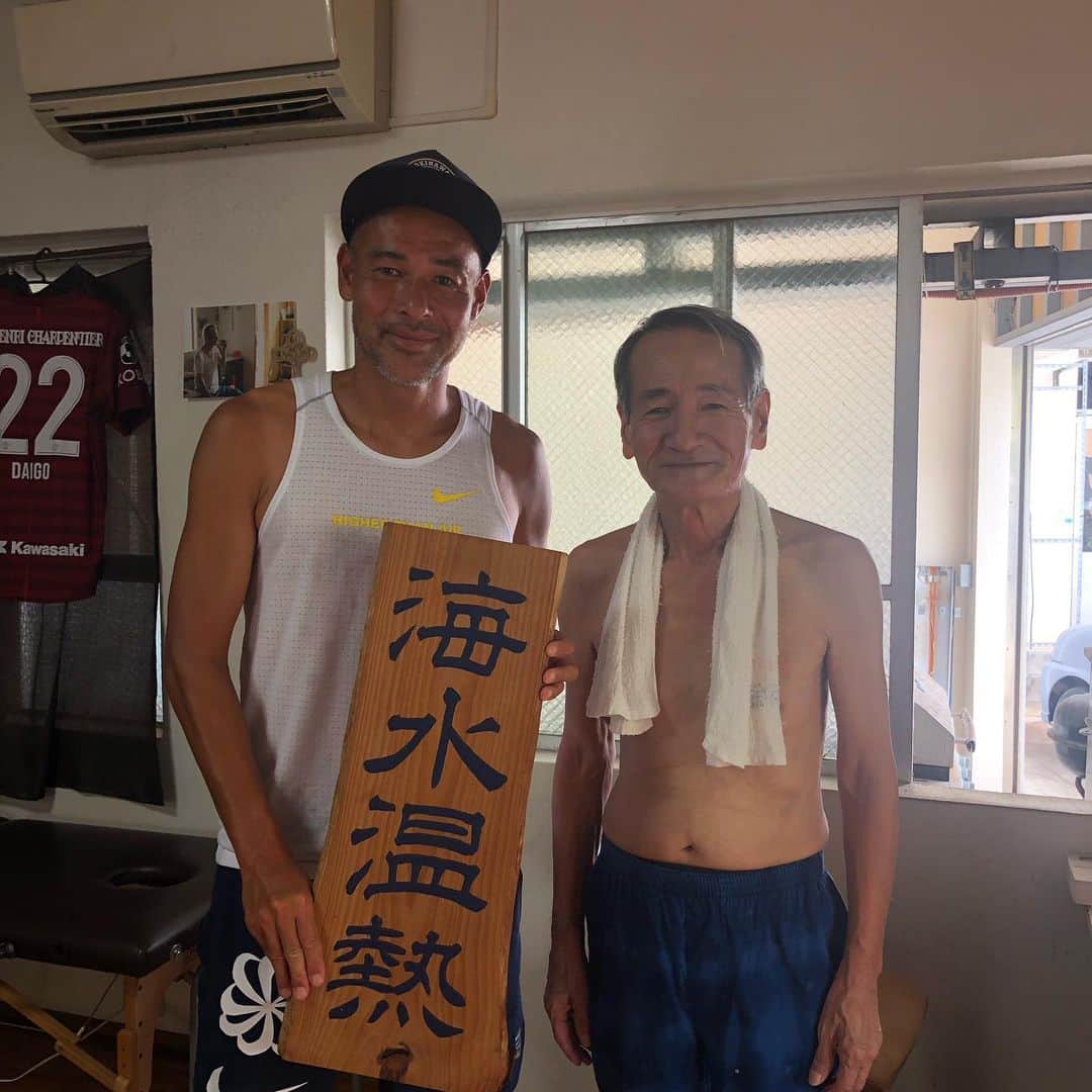 のインスタグラム：「今日は久しぶりにのんびりな Day off. 週末の人工芝2連戦でボロボロになった身体を癒しに海水温熱。 ランチはgood day coffee 。 いい天気。 沖縄最高か！  #やすみのひのすごしかた  #海水温熱#温熱療法 #身体スッキリ軽い #gooddaycoffee  #今日もいつもの #アボカドトースト #アラハビーチ」