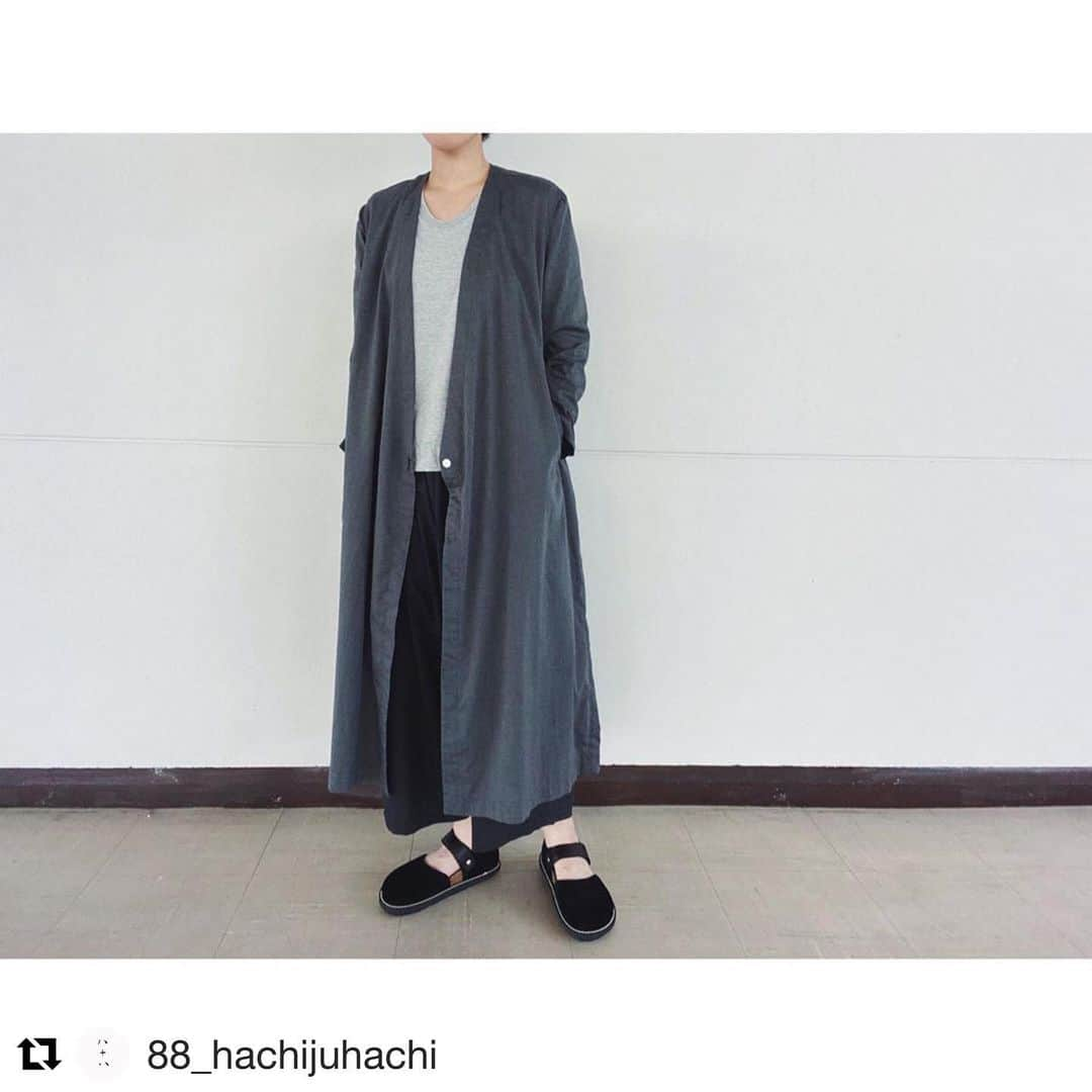 アールエフダブリューさんのインスタグラム写真 - (アールエフダブリューInstagram)「#Repost @88_hachijuhachi with @get_repost ・・・ .﻿ ﻿ 《NO CONTROL AIR》﻿ ﻿ ﻿ クールマックスポリエステル&リネントロピカルコート﻿ ﻿ ﻿ ポリエステルの強撚糸とポリエステルと麻の混紡糸を組み合わせた梳毛のトロのような平織生地を使用した羽織り。﻿ 素材の落ち感もあり、きれいめ且つリラックス感のあるアイテムです。﻿ ﻿ ﻿ ﻿ ﻿ #firmum #フィルマム﻿ #nocontrolair #ノーコントロールエアー﻿ ﻿ -﻿ ﻿ 各SNSでご紹介した商品や、店舗に在庫がある商品は通販もお受けしております。﻿ お電話やメールにてお問い合わせ下さい。﻿ ﻿ 八十八(香川/丸亀)﻿ TEL:0877-85-5988﻿ mail:info8108@crest.ocn.ne.jp﻿ ﻿ エイティエイト(愛媛/新居浜)﻿ TEL:0897-31-0315﻿ mail:eighty-eight.niihama@silver.ocn.ne.jp﻿ ﻿ -﻿ ﻿ #八十八丸亀 #香川 #丸亀﻿ #eighty88eight #エイティエイト #エイティエイト新居浜 #愛媛 #新居浜」6月30日 20時27分 - rfwtokyo