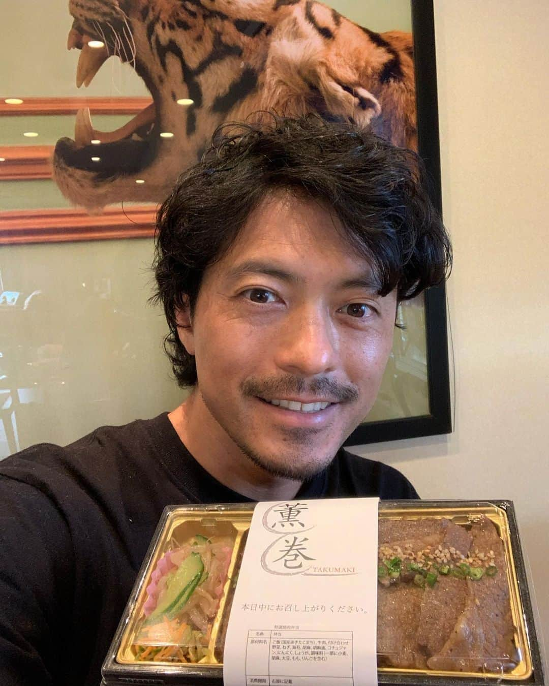 鈴木啓太さんのインスタグラム写真 - (鈴木啓太Instagram)「【薫巻の焼肉弁当】 ・ Jリーグ再開に合わせて。 ・ 7/4(土)14:00-16:00 浦和駅前のokioki cafeで私もお手伝いします。 アルバイト。笑 ・ レッズ戦はビール片手に焼肉弁当を食べながら応援しましょう〜！！📣 ・ 本日20時から予約受付開始ですが、数に限りがあるのでお早めに！ ・ 美味しいですよ ・ #薫巻 #浦和 #焼肉弁当 #浦和レッズ  @takumaki.official」6月30日 20時28分 - keita.suzuki.official