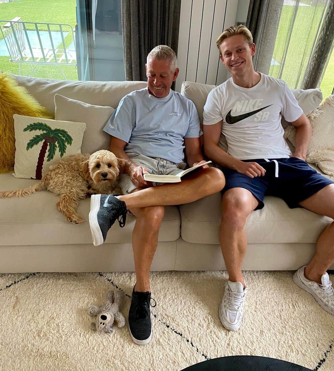 フレンキー・デ・ヨングのインスタグラム：「🐶👴🏼👱🏼‍♂️ De Jong」