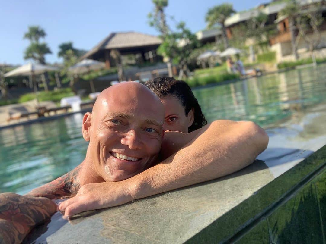 マイケル・クリムさんのインスタグラム写真 - (マイケル・クリムInstagram)「Bending the social distancing laws just a little... bloody grateful to have @michelleowen by my side... #me-shell 🐢 #mylove」6月30日 20時31分 - michaelklim1
