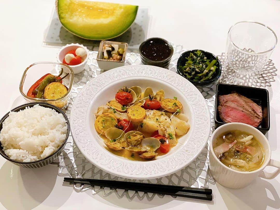 姫野れみのインスタグラム：「#石毛家の食卓 👨🏿‍🍳♡ 今日のメインは"アクアパッツァ"🐟 味付けは白ワインと塩だけなのに美味しくて さっぱり食べられるのでオススメです🥰 スーパーに行ったら黄色いズッキーニが 売っていたので素焼きにして一緒に♡ 空芯菜も我が家では定番メニューです！ この季節は夏バテ防止にニンニクを使うメニューが 多くなるのでついご飯が進んじゃいます😂  🐟#アクアパッツァ 🍖#自家製ローストビーフ 🍆#夏野菜の焼き浸し 🥬#空芯菜炒め 🌊#もずく酢 🥒#山芋とオクラの梅和え 🍅#カプレーゼ 🍚#白米 🍲#ベーコンとしめじと玉ねぎのスープ 🍈#メロン  #サッカー選手のごはん #アスリートフードマイスター #アスリート飯 #料理 #和食 #夕食 #夕飯 #夜ご飯 #晩ごはん #夜ご飯 #夜ごはん #和食ごはん #手作り料理 #手作りごはん #おうちごはん #レシピ #dinner #food #cooking」