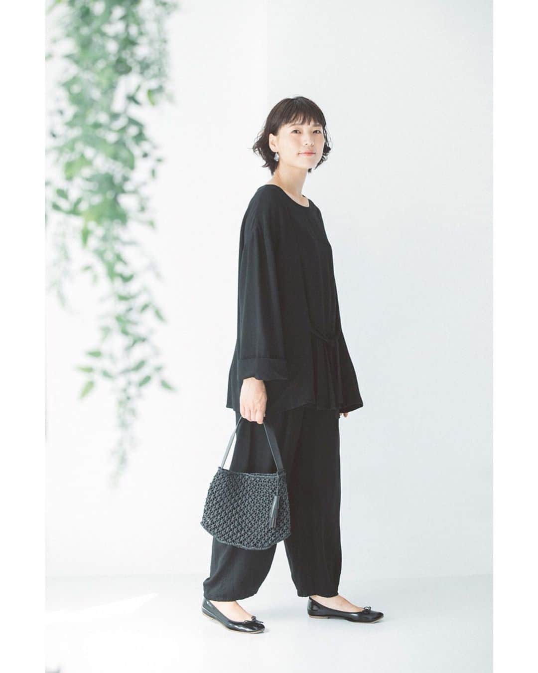 ナチュランさんのインスタグラム写真 - (ナチュランInstagram)「ルーズシルエットのセットアップで過ごす【 Lintu Laulu 】夏のモノトーンスタイル﻿ ﻿ 心地よく着られておしゃれ心も満たされるアイテムをお届けする、ナチュランオリジナルブランド「Lintu Laulu」。﻿ 今回お届けするのは、ゆとりを持たせたルーズシルエットのセットアップ。﻿ 滑らかでさらりと着られる夏にぴったりのレーヨンリネン素材で仕立てました。﻿ ＜たくさんの方にお届けしたいので、お値段もがんばりました！＞おでかけ着としてはもちろん、お家でもリラックスして着て頂けるセットアップの着こなしアレンジをご紹介いたします。﻿ ﻿ ﻿ -----------﻿ ■【コーディネート商品】プリーツ切替ブラウス＋バルーンパンツ﻿ (B・ブラック)［WNY-2A45-0580-B］﻿ (A・ネイビー)［WNY-2A45-0580-A］﻿ ﻿ 汗ばむ夏の季節でもさらりと袖通しのよいレーヨンリネン仕立てた、股上たっぷりのバルーンパンツに、同素材のトップスを合わせた２点セット。たっぷりとすっきり二つが叶う洗練された印象の黒と、女性らしさとラフさの二つの印象を持つネイビーの2色展開でご用意しました。それぞれ単品使いもできるので、お手持ちのアイテムとのコーディネートも楽しんでいただけます。﻿ ﻿ ﻿ -----------﻿ ■【コーディネート商品】プリーツ切替ブラウス＋バルーンパンツ［WNY-2A45-0580-B］﻿ ■ソフト天竺ボートネックプルオーバー［MTO-2A35-1016-C］﻿ ゆとりを持たせつつもウエストから足首に沿って綺麗なラインが生まれるようデザインした、手間暇かけて仕立てたこだわりのパンツ。たっぷりとしたフルレングスでも、かろやかな素材で足さばきも軽快です。﻿ 優しい印象のベージュのプルオーバ―と合わせて、リラックスした雰囲気に。﻿ ﻿ ﻿ -----------﻿ ■【コーディネート商品】プリーツ切替ブラウス＋バルーンパンツ［WNY-2A45-0580-A］﻿ ■ウエストギャザーロングスカート［MTO-2A44-0706-C］﻿ お尻がほどよく隠れる着丈でパンツはもちろんスカートともバランス良く着られるブラウス。ネイビーは、タックプリーツや二重袖など細やかなディテールがより引き立ち華やかな雰囲気になります。﻿ ふんわりシルエットの女性らしい白スカートに、カジュアルな小物を合わせて夏らしい清涼感ある佇まいに。﻿ ﻿ ﻿ ﻿ ﻿ ------------------------------﻿ ▶️お買いものは写真内のタグをタップしてくださいね。またはプロフィールからもナチュランへリンクしています。→@natulan_official﻿ ﻿ ▶️写真内のタグは、販売中でも消えている場合がございます。ぜひ、ナチュランの検索窓から、注文番号又は商品名を、検索してみてくださいね。﻿ ﻿ ▶️プロフィール画面では、季節のおすすめ商品や、再入荷情報をご紹介しています。ぜひ、ご覧くださいませ。→@natulan_official﻿ ﻿ ----------- #lifewear #fashion #今日のコーデ #コーディネート #ファッション #ナチュラル #ナチュラン #natulan #日々の暮らし #暮らしを楽しむ #シンプルライフ #シンプルコーデ #大人女子 #大人コーデ #ナチュラルコーデ #セットアップ #セットアップコーデ #ブラウス #プルオーバー #ゆったりトップス #バルーンパンツ #きれいめコーデ #きれいめカジュアル #夏コーデ #夏服コーデ #ブラウスコーデ #パンツコーデ #LintuLaulu #リントゥラウル @lintu__laulu #natulan_official @ssmiyoss」6月30日 20時36分 - natulan_official