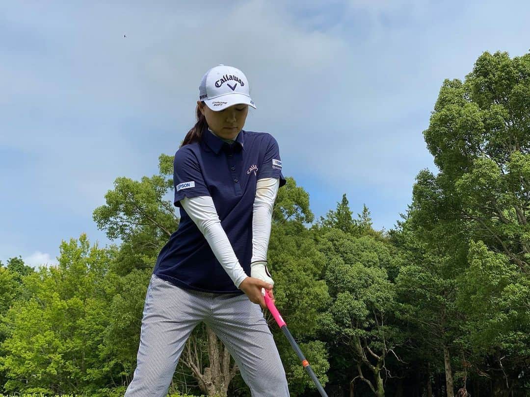 横峯さくらのインスタグラム：「アースモンダミンの試合が無事終わりました。 大変な状況の中で試合を開催してくださった関係者の皆様、本当にありがとうございました。  今週はプレッシャーのかかるゴルフの楽しさを改めて感じることができました🍀 日本の選手にも久しぶりに会えて嬉しかったです😊  結果は58位タイでしたが、フェードが出るようになり、ミスでもボールが左に行くことはなく全て右🏌️‍♀️ここまで来るとあとは微調整で修正できます💪  これからは今まで時間を割くことができなかったパターやアプローチの練習ができそうです✨  彩香ちゃん優勝おめでとう㊗️  #アースモンダミンカップ #女子ゴルフ #女子ゴルファー #ゴルフ女子 #ゴルフ #試合 #千葉 #カメリアヒルズカントリークラブ #ゴルフ場 #ゴルファー #女子プロゴルファー」