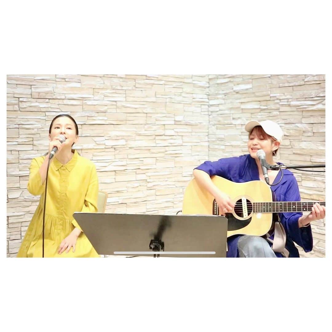のインスタグラム：「CHOYA夏梅CMソング  #夏空の下  スタジオでの 生演奏動画を公開しました‼️  musicるTVでは リモートだったので 別々で撮ったのですが  今回は初めて2人でスタジオで歌った動画になります😆 変な緊張した笑笑  YouTubeの やなわらばーofficialチャンネルにて どうぞフルでご覧ください‼️  #やなわらばー #夏空の下 #一発撮り」