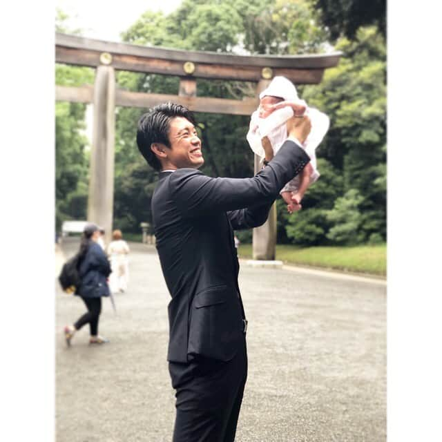 中澤聡太さんのインスタグラム写真 - (中澤聡太Instagram)「お宮参り🌳  この両腕で君を守り続けるよ。 めっちゃ細いけど…  #よろしくたのむわよ #って #敬礼してる #他2名」6月30日 20時42分 - sota_nakazawa