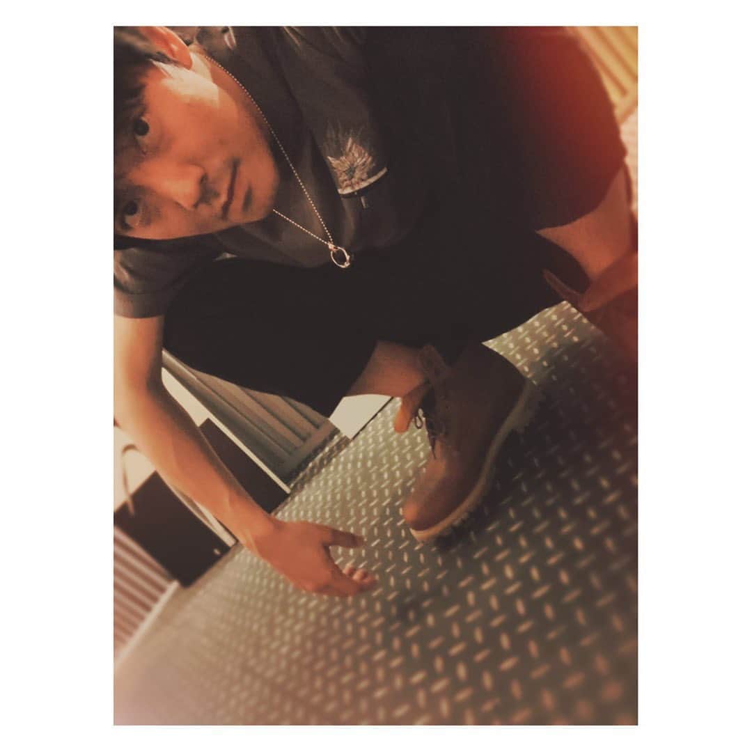 長田成哉のインスタグラム：「オサダの親知らず経過報告7日目  本日抜糸しました。 腫れのほうはほとんど目立たなくなりましたが、ちょっとビックリどっきりするほどガッポリ穴が空いていて正直ビビってます。笑 かなりマシになったけど、ちょっとリンパが腫れてる気がする。 ここからは再生能力に任せるのみ。ご飯粒が入らないか心配。笑 #親知らず」