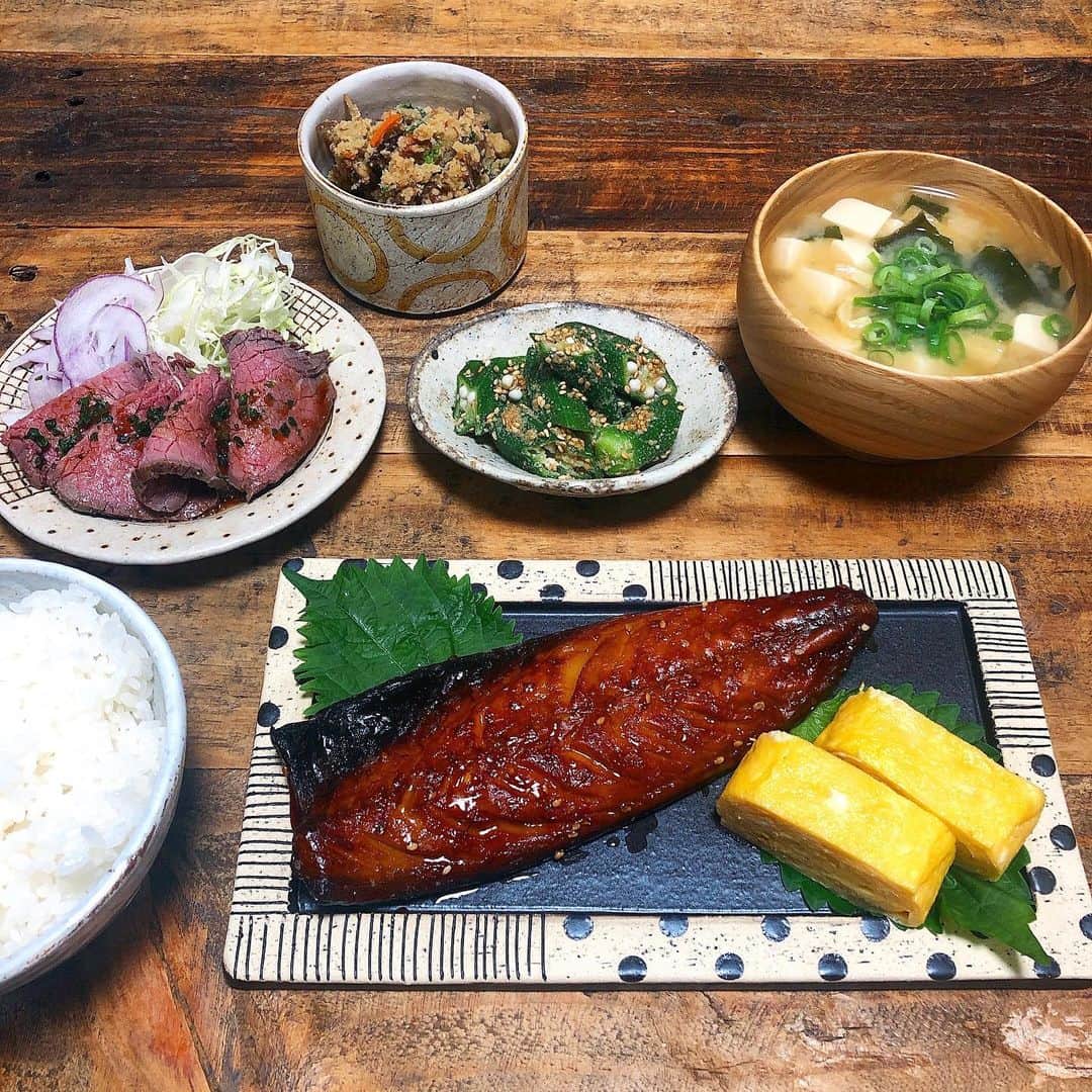 chaako ちゃあこのインスタグラム：「2020.6.30 * * 今日の晩御飯٩(๑❛ᴗ❛๑)۶ * ＊鯖みりん ＊ローストビーフ ＊おからの炒め煮 ＊オクラの胡麻和え ＊出汁巻き卵 ＊豆腐とわかめのお味噌汁 * でした(๑´ڡ`๑) * 先週届いたyumetourakuさんのプレートが使いたくて、鯖みりん焼きました♡ * このプレート可愛い(o´罒`o)ﾆﾋﾋ♡ * ローストビーフは低温調理器で作ったもの。 低温調理器で作るローストビーフにどハマりしてます。全くインスタに載せてないけど作りまくり(￣m￣*) * ローストビーフのソースは適当に酒、みりん、醤油、おろしにんにくで作ったやつ。 * おからも先週超久しぶりに作ったら、美味しくてハマったので、また今日も作りました。 * おからの具材は人参、ごぼう、糸こんにゃく、干し椎茸、ニラ。 * 実家のおからの炒め煮にニラが入ってたので、私も入れてます。最後に加えてサッと混ぜるだけ。ニラ入り美味しいのでお勧めです٩̋(ˊ•͈ ꇴ •͈ˋ)و * * * 何かね、もしかしたら、1年以内にまた旦那が転勤になるかもしれない…って話がちょびっとあって…🤭 * 確定ではないけど…福岡かもって話もあって………どうなるんだろう(笑) * よく考えたら、長崎に引っ越してもう4年経って、いつの間にか5年目突入してました。 * 転勤先、福岡だといいなー。 でもこの話自体が無くなるかもしれないから、あんまり期待しないでおこう(´ㅂ`;) * また突然言われるんだろうなー(笑) 涼しい時期だといいな。 梅雨時期に引っ越して大変だったから( ꒪Д꒪) * * *」