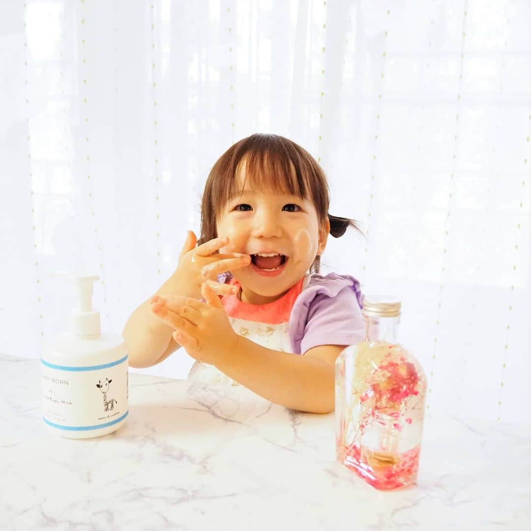 Kuboi Ayumiさんのインスタグラム写真 - (Kuboi AyumiInstagram)「「ぬりぬり～！」﻿ ﻿ 娘が使っているのはBABY BORN Face & Body Milk。﻿ モデルの東原亜希さんと高橋ミカさんが共同開発したオーガニックオイル配合の無添加ミルクローションです。﻿ ﻿ 私も娘たちも敏感肌なので、保湿にはとても気を使っていて﻿ 99%天然成分由来、無添加ということで使ってみることにしました。﻿ ﻿ サラッとしたテクスチャーで伸びがよいので、お肌に必要以上に負担をかけることもなく﻿ べたつきません。﻿ ﻿ 片手で押しやすいポンプ式なので、暴れたり走りまわる娘にも使いやすいです。﻿ ママがぬってあげていると、最近は自分でもぬりぬりしてくれるように。﻿ ﻿ 大きめボトルなので、たっぷり使っています。﻿ 2層構造のソフトボトルで新鮮なまま最後まで使い切れるのもうれしいポイント。﻿ ﻿ ﻿ ﻿ #ベビーボーン #ミルクローション #ベビーローション #乳液 #ベビースキンケア #親子で使える #乾燥肌 #mishiilist #高橋ミカ #ambassador」6月30日 20時49分 - himekagami