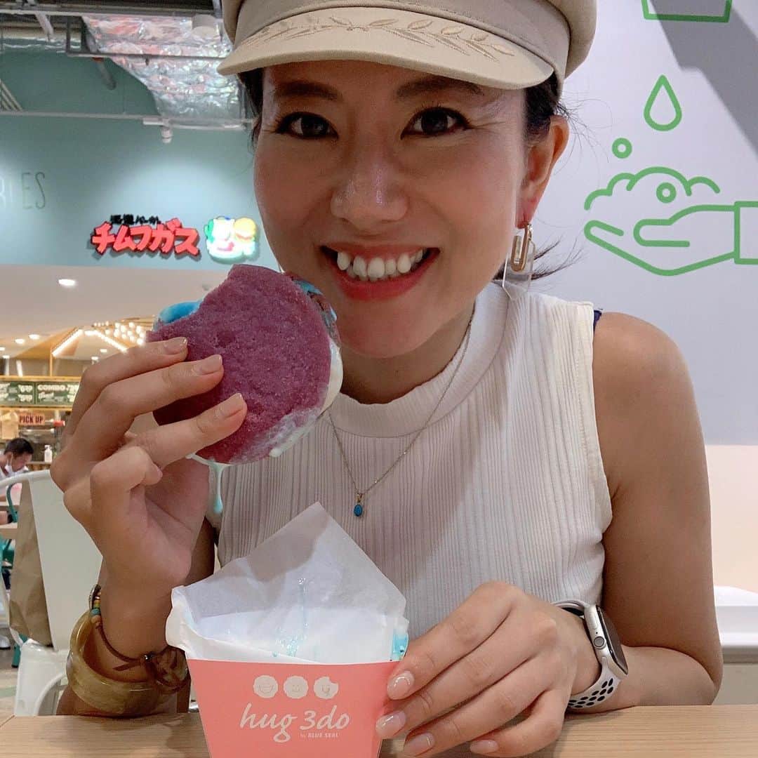 長嶺菜菜子のインスタグラム：「﻿ ハグには癒され効果があるそうな🍀🧡🌈﻿ ﻿ ﻿ そんなハグのついた可愛いお店﻿ #ハグサンド ﻿ 【 @hug3do 】﻿ ﻿ ﻿ 沖縄の豊見城の豊崎イーアスに6月19日にオープン✨﻿ ﻿ ﻿ 自分好みの﻿ サンドアイスが楽しめるよ🧏🏽‍♀️﻿ ﻿ 頼み方は3ステップ！！﻿ ﻿ ❶4種類のクッキーから好きなクッキー🍪2枚チョイス﻿ ❷20種類のアイスから好きなアイス🍨をチョイス﻿ ❸10種類のトッピングから好きなものを1つチョイス﻿ ﻿ ﻿ 私が選んだのは﻿ ﻿ 紅イモちんすこうクッキー2枚🍪﻿ ﻿ アイスは﻿ ブルーウェーブ＋サトウキビ＋塩ちんすこう﻿ 🍨贅沢に3つ😋﻿ ﻿ トッピングはカラースプレー（チョコのカラフルな細いやつ）✨﻿ ﻿ ﻿ ボリューム満点なサンドアイスの出来上がり！﻿ ﻿ ﻿ クッキーさくさくよ😋﻿ アイス挟まれてるから口を大きく開けないと食べれない😚🍪﻿ ﻿ ﻿ 選ぶの楽しかったー🧡🧡﻿ ﻿ ﻿ 自分好みにカスタムできるの嬉しい！！﻿ ﻿ ﻿ アイスも沖縄らしい、塩ちんすこうやパイナップル、サトウキビ、ウベ、とか色々あるし。﻿ ﻿ ﻿ 優柔不断な人は大変だはずw﻿ ﻿ ﻿ お店はイーアス2階のフードコートの中にあるよ✨﻿ ポップで可愛い店内で、クマちゃんがお出迎えしてくれる🧸﻿ ﻿ ﻿ -------------------------------------﻿ ■hug3do （ハグサンド）﻿ 住所　沖縄県豊見城市豊崎3番35（区画2480）﻿ 電話　098-996-1163﻿ 営業時間　10:00～21:00﻿ ﻿ ﻿ ★キャンペーン情報★﻿ ▶︎インスタフォローキャンペーン8/31まで！﻿ hug3doのインスタをフォローすると期間中いつでもハグサンドが100円OFF！﻿ ﻿ @hug3do ◀︎要チェック✨﻿ ﻿ ▶︎3のつく日（3.13.23）はhug3do の日！﻿ 1scoop価格で3scoop（アイス3チョイス）をゲットできる！﻿ 700円が500円になる！これはお得！﻿ -------------------------------------﻿ ﻿ #hug3do ﻿ #PR﻿ #沖縄 ﻿ #沖縄おすすめ﻿ #沖縄おすすめカフェ﻿ #沖縄アイス﻿ #沖縄おすすめアイス﻿ #ブルーシールアイスクリーム﻿ #カフェ﻿ #サンドアイス﻿ #イーアス豊崎﻿ #沖縄観光﻿ #沖縄本島南部﻿」