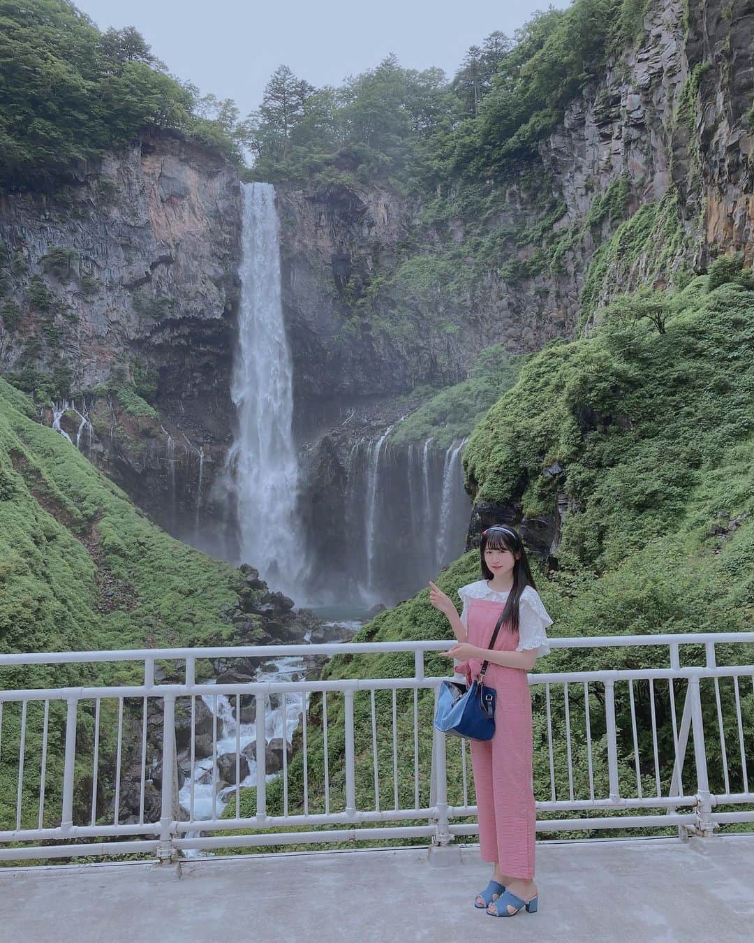 貝賀琴莉さんのインスタグラム写真 - (貝賀琴莉Instagram)「華厳の滝行ってきた🚗  雨降ってて寒かったけど滝すごかった😃」6月30日 20時52分 - 0112kako