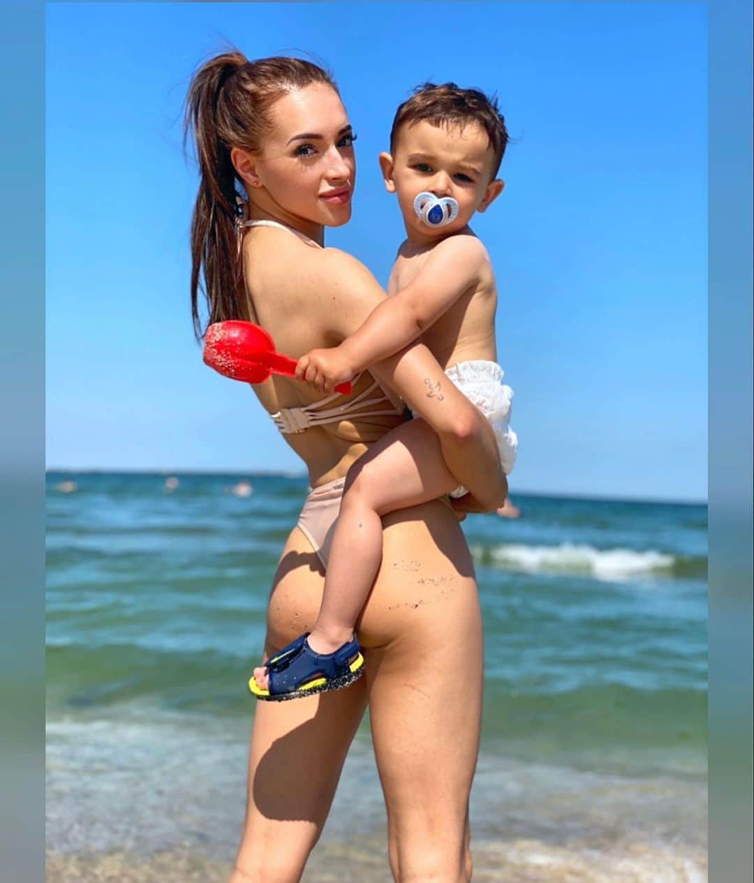 ラリサ・ヨルダケのインスタグラム：「Ingerasul meu❤️ #teiubesccelmaimult #nepotelulmeu #RTiago #purelove 👼🏼🥰❤️」