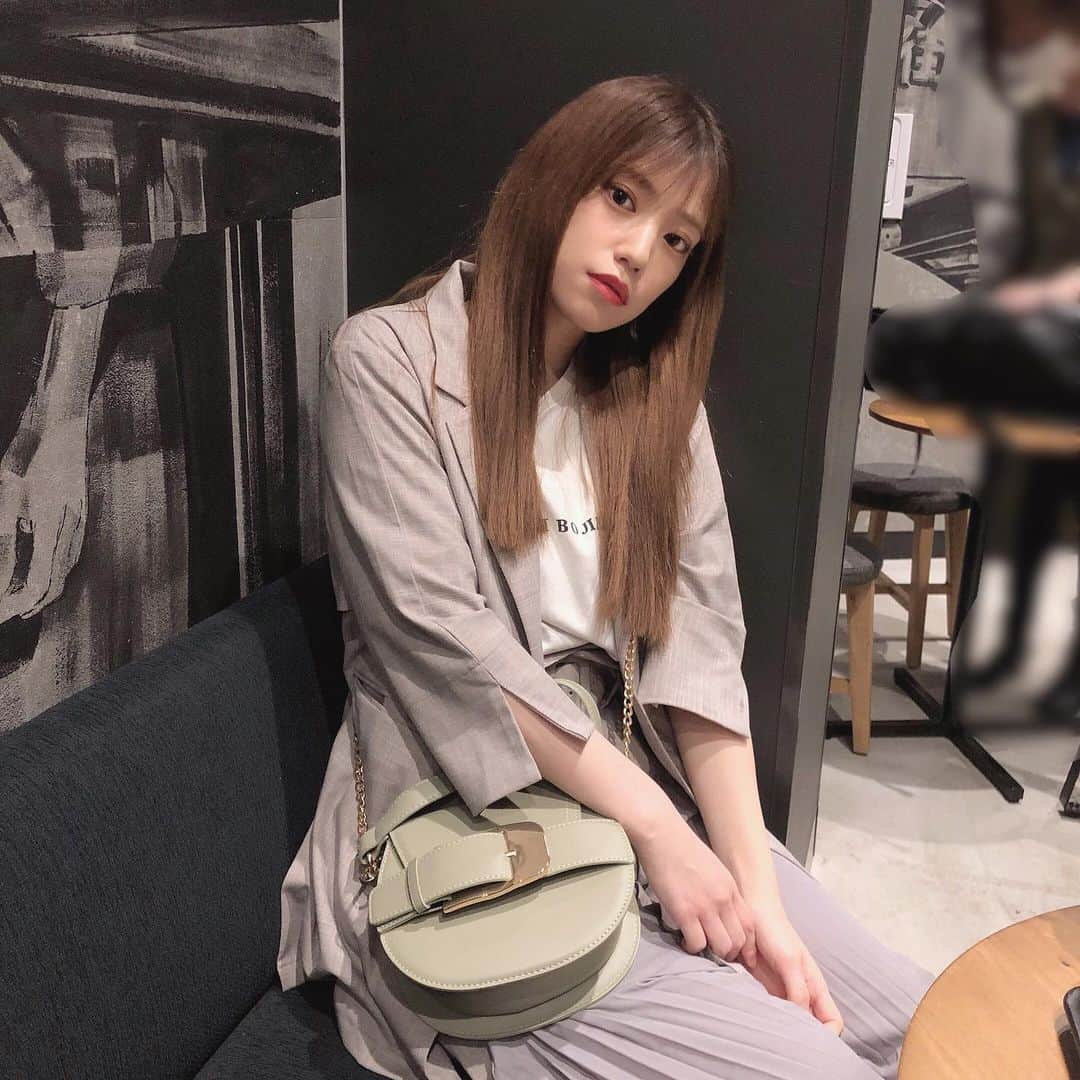 のインスタグラム：「. . この日のコーデお気に入り💭 . ピスタチオカラーのバッグは @chiik.official の🧚🏻 グレーとの相性よすぎる❤︎ . . #chiik #ピスタチオカラー #低身長コーデ」
