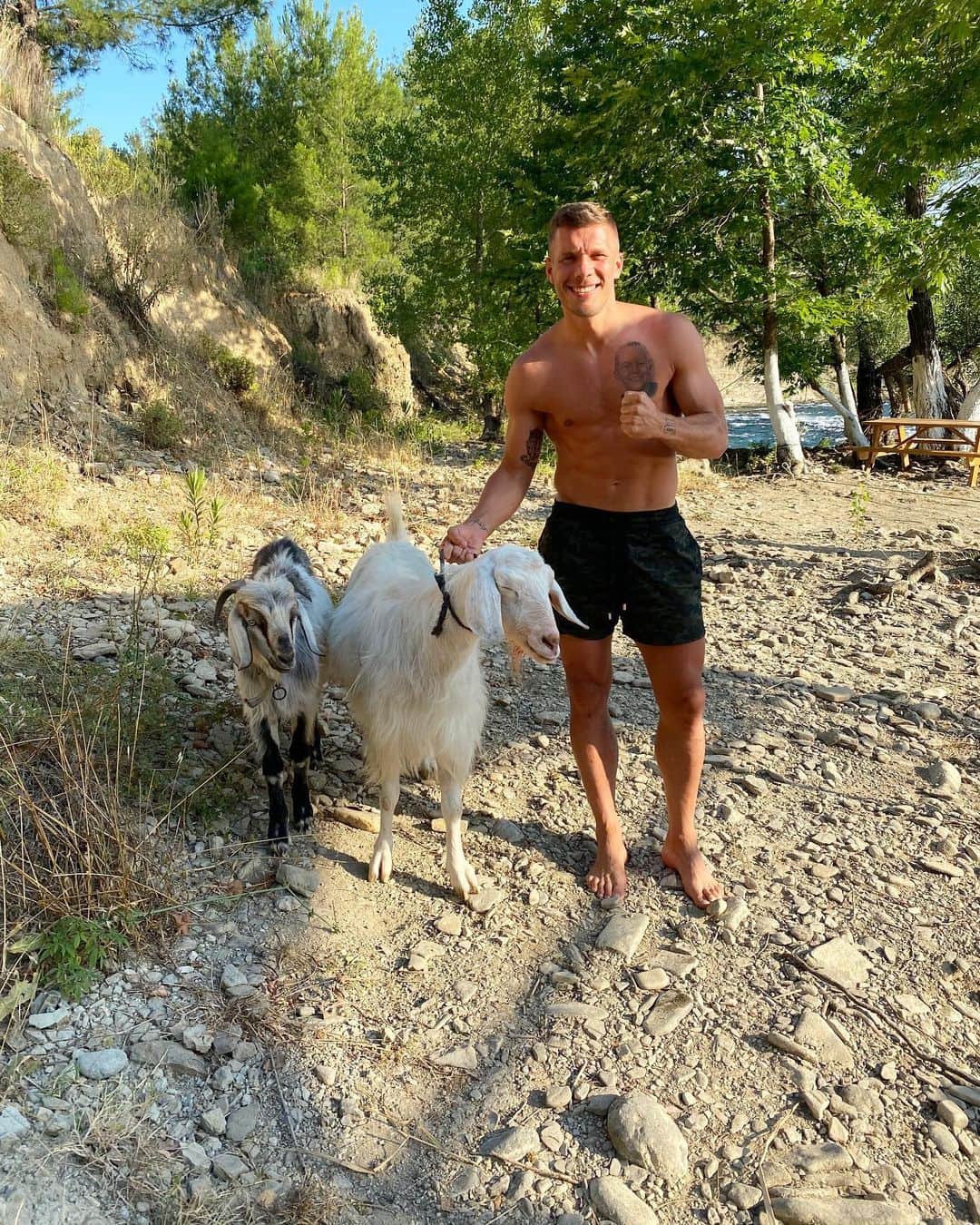 ルーカス・ポドルスキさんのインスタグラム写真 - (ルーカス・ポドルスキInstagram)「3 goats of Köln. 🐏🐏👑 #LP10 #köln #legends」6月30日 20時56分 - lukaspodolski
