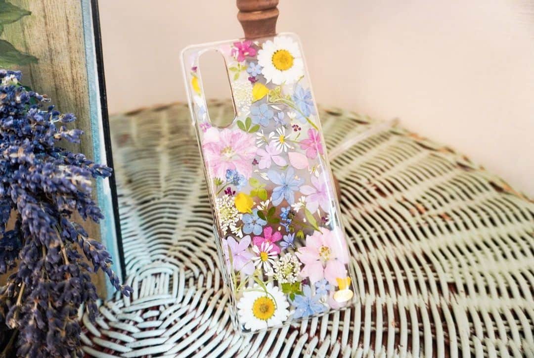 Hana+(はなぷらす)❁ちはな❁北九州さんのインスタグラム写真 - (Hana+(はなぷらす)❁ちはな❁北九州Instagram)「*﻿ Xperia5サイズでお作りさせて頂きました🙈💕﻿ ﻿ 細かいのも数えたら100枚くらいのボリュームたっぷりの押し花を使ってます😋✨﻿ ﻿ つやつやコーティングでよりお花が鮮明に...♡*.﻿ ﻿ これだけのお花の種類が入ったデザインだと、色々なお花が楽しめるのがイイですよねー🤤💕﻿ ﻿ ﻿ 個人的には小さい白いお花で、びよーんて伸びてるベビリアンデージーが大好きです🙈💕﻿ ﻿ びよーんて伸びてる子探して下さいね🙈笑﻿ #ベビリアンデージー﻿ ﻿ ﻿ 〜〜お花レシピ〜〜﻿ ✿ノースポール﻿ ✿バーベナ﻿ ✿千鳥草﻿ ✿紫陽花﻿ ✿デルフィニウム﻿ ✿ユーフォルビア﻿ ✿忘れな草﻿ ✿ベビリアンデージー﻿ ✿エニシダ﻿ ✿ブプレリウム﻿ ✿レースフラワー﻿ ✿アリッサム﻿ ✿プラティア﻿ ﻿ ﻿ ▷▷▷お取り扱い店舗については @hanaplus_shop をご確認下さい🌻 ﻿ ﻿ ﻿ #iPhoneケース #スマホケース #ベビリアンデージー #ハンドメイド #押し花 #花のある暮らし﻿」6月30日 20時57分 - hanaplus_flower