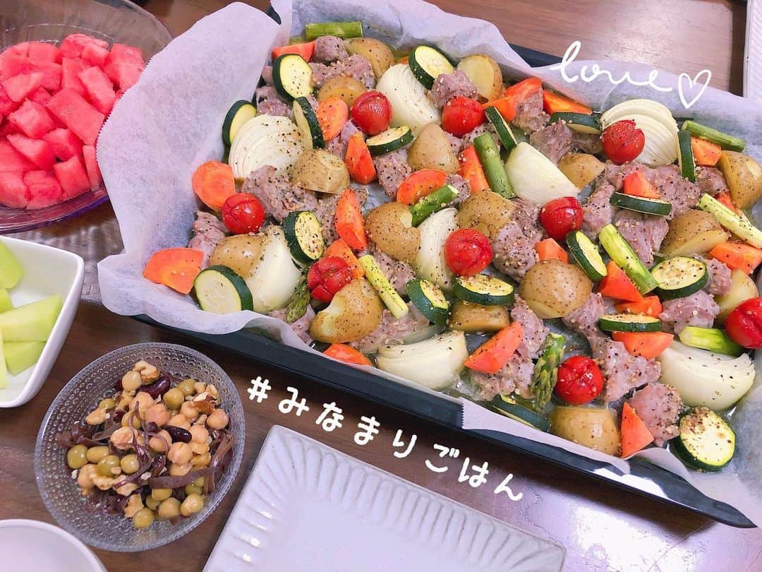 南まりかのインスタグラム：「. 切って置くだけ、ぎゅうぎゅう焼き🍴  オーブンで焼いてる間にスイカを切ったり、キクラゲを切ったり、お皿を用意したり。  ほったらかし料理なのに特別感が出る気がするワタシです。笑  きくらげとお豆のサラダはクルミを入れて食感イロイロに♬  スイカやとうもろこしが食卓に並ぶと夏が来たなぁと感じますね✨ .  #ぎゅうぎゅう焼き #みなまりごはん #オーブン料理  #きくらげレシピ #クルミ入り」