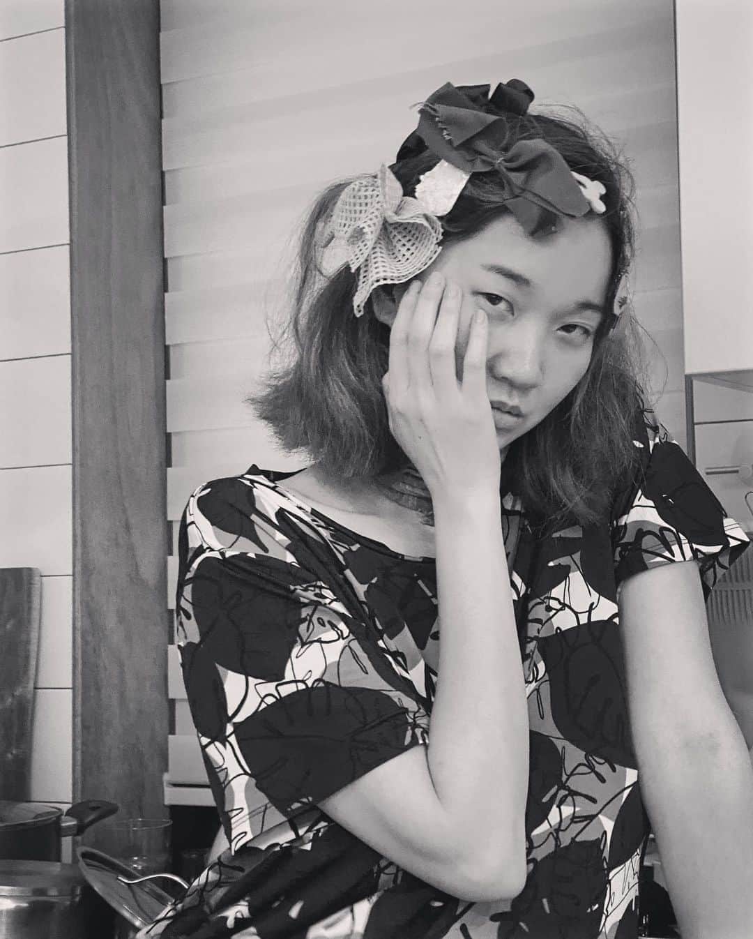 チャン・ユンジュのインスタグラム：「딸이주는 기쁨??  머리손질 해준다더니....... 😂😂😂🤪👻🔥👩‍👧💇🏻‍♀️❤️」