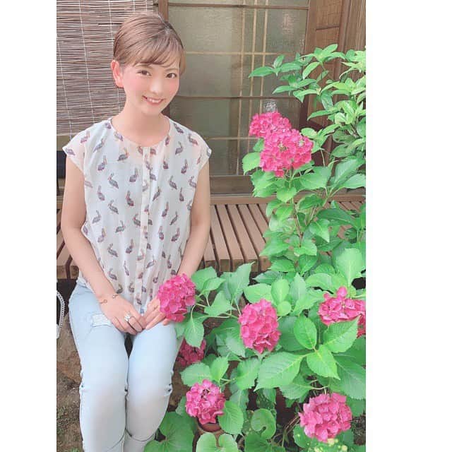 美蘭レンナのインスタグラム：「雨風の強い1日でしたが、皆さま大丈夫でしたか？ 今日は#2020年上半期 #最後の日 そして#夏越の大祓 。 . 2.3日前に京都嵐山にある#野宮神社　で、 茅の輪くぐりをしてきました⛩ . 上半期の感謝の気持ちと 下半期の決意表明をしてきました😌✨✨ . #保津川下り を満喫し涼んだあとは、 お昼に#湯豆腐 を頂き、 #竹林の小径 を通って、#渡月橋 を渡り阪急嵐山駅🚉へ。 . #仙太郎 の水無月を食後に頂きました😌✨ . お正月以来の京都でしたが、 久しぶりの遠出で自然の中に身を委ね、 沢山リフレッシュできました😍☺️☺️✨✨ . 写真撮影時のみマスクを外しています。 先日お知り合いの方から とても素敵なマスクを頂いたので 又アップしますね😍😊✨✨ . 明日から下半期がスタート✨✨ . どなたにおかれましても、 7月も夏バテや熱中症に気をつけながら、 元気に楽しく過ごせますように😌✨💕 . 3枚目はリカちゃんが操縦する屋形船💕💕 ディテールまで拘られていて可愛い❤️😍❤️ . . . #6月最後#上半期#2020#2020年#京都#嵐山#船頭 さん#茅の輪くぐり#水無月#期間限定#美味しい#オススメ#湯豆腐 屋さんの#紫陽花#綺麗#ビビットカラー#梅雨#7月#頑張ろう#暑さ対策#マスク#熱中症対策」