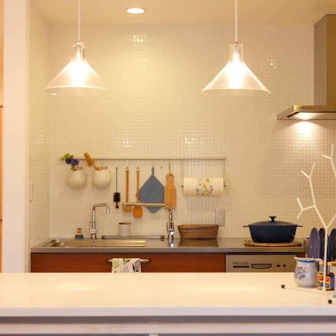 シンプルズさんのインスタグラム写真 - (シンプルズInstagram)「.⁠ タイル壁面のキッチン。⁠ .⁠ 色とデザインの組み合わせを自由にアレンジできるタイルは、耐久性や耐火性、耐水性に優れています。⁠ .⁠ 湿気が高くなりやすいキッチンのカビ防止にもなるだけでなく、白色タイルを選べば統一感ある清潔な印象に。⁠ .⁠ #キッチン⁠ #タイル⁠ .⁠ 創設者の実体験から誕生した、オールハウスの”厳選された自然素材の家”。⁠ ---------------------------------------------------------------------⁠ 家づくりを、誠実に。丁寧に。⁠ 「つくり手の温度を感じる家」の施工事例はこちらから➢@allhouse_architecture　⁠ コーヒー片手にごゆっくりとお客様の理想の暮らしを想像してみてはいかがですか。☆⁠ ---------------------------------------------------------------------⁠ .⁠ .⁠⁠ .⁠ #stayhome #ステイホーム #おうちで過ごそう #おうち時間 #おうちごはん #暮らしのアイディア #住まい #暮らし #キッチンインテリア #DIY #趣味 #ダイニング #インテリア #心地の良い暮らし #シンプル #ナチュラル #健康住宅 #自然素材 #住宅 #新築 #注文住宅 #作り手の温度を感じる家 #設計士とつくる家 #オールハウス #広島 #安芸 #府中」6月30日 21時00分 - allhouse_architecture