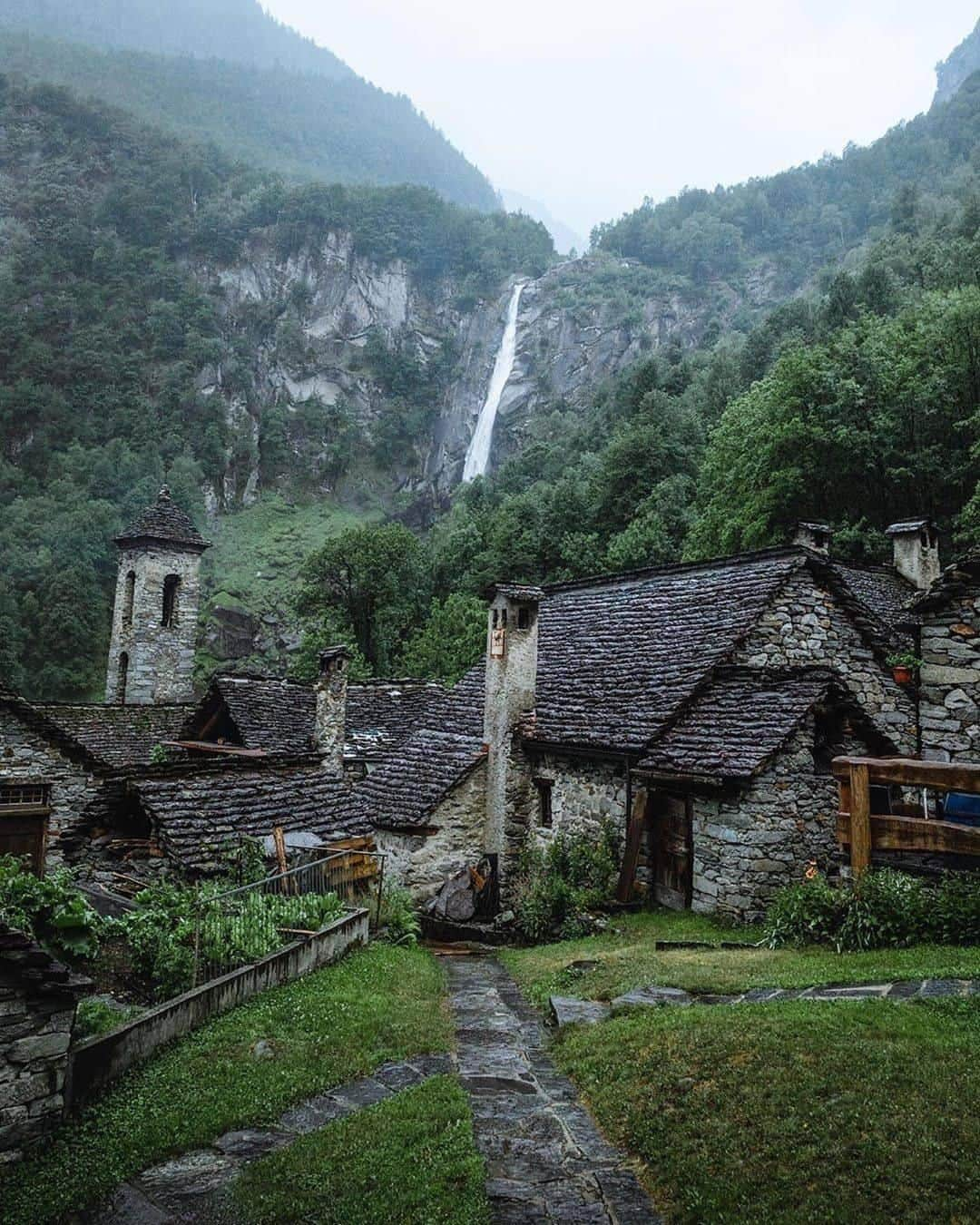 Discover Earthさんのインスタグラム写真 - (Discover EarthInstagram)「🇨🇭 #discoverswitzerland with @jameslloydcole : "Pure rustic charm, in a luscious green valley with a huge waterfall at the end. That’s a good recipe!" How amazingly blue is the water ?」6月30日 21時00分 - discoverearth