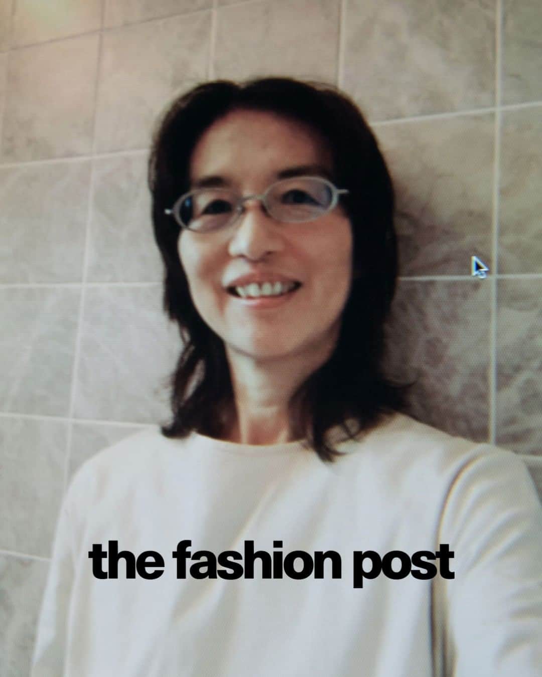 The Fashion Postさんのインスタグラム写真 - (The Fashion PostInstagram)「#portraits nakako hayashi  『編集者・林央子 「ファッションを考えてみたかったら、ファッションという世界の外に立つこと」』  現在、恵比寿の東京都写真美術館で「写真とファッション 90年代以降の関係性を探る」展が開催中だ (7/19まで)。Elein Fleiss (エレン・フライス) と彼女が生み出した雑誌『Purple』、写真家の Anders Edström (アンダース・エドストローム)、髙橋恭司、ホンマタカシ、そして前田征紀 (COSMIC WONDER 主宰)、と本展にはもう1組、1990年 “生まれ” の2人が手がけるファッションレーベル PUGMENT も参加していて、これがただの90年代回顧展ではないことを知らされる。会期がスタートしてしばらく経つが、当時のことをオンタイムで知らない若い世代も多く来場しているようだ。  ファッションをタイトルに掲げながら、服やモデルの写真は少なく、ストリートや静物の写真、さらには陶芸作品が置かれたスペースもある。作家ごとにガラリと異なる展示はそれぞれに面白いのでそのまま一周してしまうこともできるが、改めてこれが「写真とファッション」の展示であったことを思い起こせば、その展示構成は実に大胆で、批評の視線が介在していることに気づくだろう。  そこで何が語られて、どんな想いから本展が立ち上がったのか。実現に至るまでの背景を含めて知りたくなり、監修を務めた編集者・林央子氏にメールインタビューを打診した。彼女は現在ロンドン在住につき、撮影は昔から親交のある長島有里枝氏が東京から ZOOM 越しに行なった。  photography: yurie nagashima interview & text: miwa goroku  #TFP #TheFashionPost #林央子 #NakakoHayashi #写真とファッション #長島有里枝 #YurieNagashima」6月30日 21時00分 - tfpjp