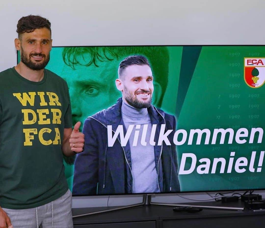 ダニエル・カリジュリのインスタグラム：「Hallo liebe FC Augsburg Fans, ich freue mich wahnsinnig darauf, mein neues Kapitel mit euch zusammen zu schreiben. Gestern hatte ich schon die Gelegenheit mir das tolle Gelände, die schöne Stadt und meine neue Heimat anzuschauen und ich kann euch sagen: ich kann es kaum erwarten zu starten🔥. Ich bin mir sicher, dass wir zusammen eine super Zeit haben werden und hoffentlich jede Menge Gründe zum Feiern haben. Jetzt heißt es aber erst mal Kräfte sammeln, neuen Fokus setzen und dann mit voller Energie in die neue Runde zu starten 🔋🔌 bis dahin wünsche ich Euch alles Gute euer Cali」