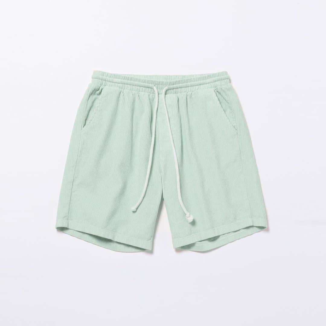 のインスタグラム：「RECOMMEND BRAND for HOMME﻿ ﻿ [adam mar]﻿ アダム・マーが、NYロングアイランド最東端の地Montauk/モントークで自身の名を冠したブランド「adam mar(アダム マー)」。﻿ ﻿ デザイナーの傍らサーファーとしての顔も持つアダムは、モントークから遠く離れたNYの中心地マンハッタンで勤めていた頃、吸水性と速乾性に優れたパイル生地を自ら調達、海から職場へと、そのまま着ていくことができるシャツを自分で仕立ててるなどし、 毎朝出勤直前までサーフィンを楽しんでいました。﻿ そのシャツが彼の周囲から大変評判が良く、本格的にブランドを立ち上げるきっかけとなります。﻿ 設計とデザインを東海岸モントーク、生産はカリフォルニアで、全行程をアメリカ国内で行なう正真正銘のUSAメイドブランドです。﻿ ﻿ ￥13,800+tax﻿ ﻿ @adametrope﻿ @adam.mar﻿ #adametrope #adammar #shorts #corduroy」