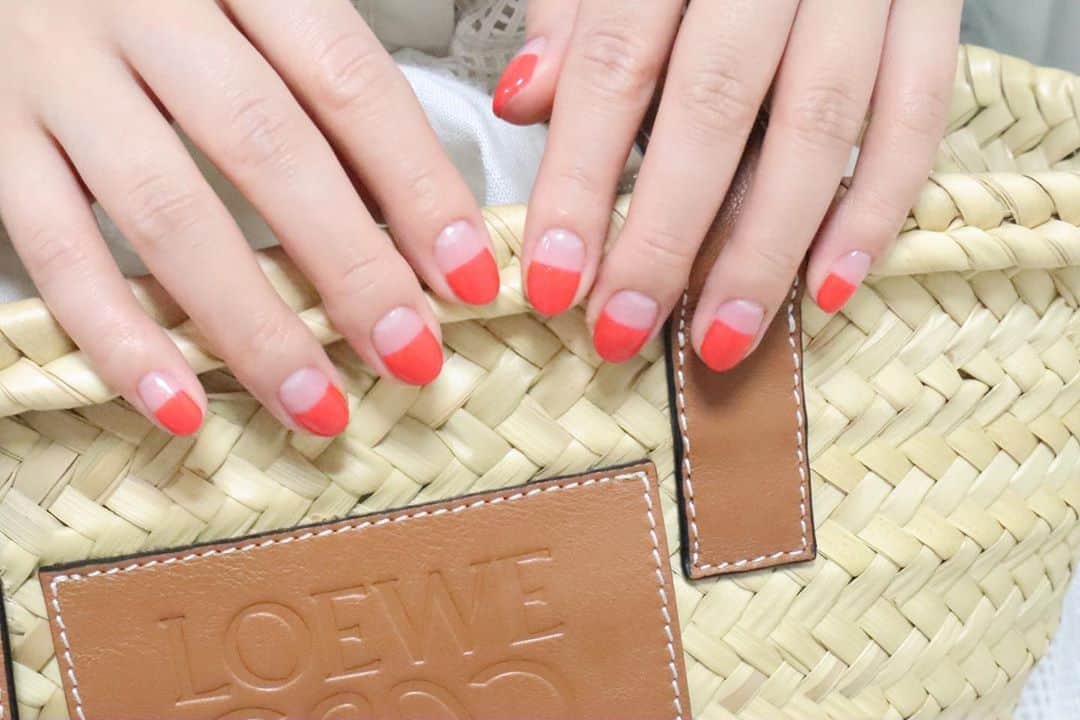 藤川沙弥のインスタグラム：「3ヶ月ぶりのnail復活💅🏻❤️ 今回はフットネイルもお願いしました❣️ お任せしたんだけど ツイードちっくなチェック柄が めっちゃかわいい🥺💕💕 @harupy_nail ☝🏻💐 DMからご予約できますよ〜📮💌」