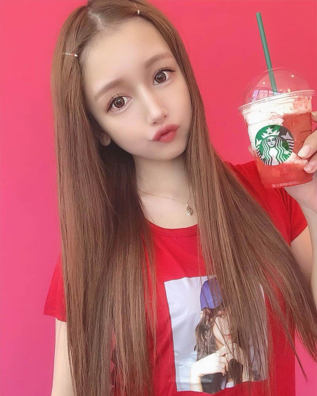 yuu__aaaのインスタグラム：「. . まっかっか🍓💕！！ . いつもと雰囲気違う感じが珍しくて撮影の合間に📷🙌 . . 自分ではカラフルが似合わないと思ってーる🤔 . . #苺#撮影#hairstyle #ootd #ootdfashion #make#アイライン#カラコン#model #メイク#アイシャドウ#センターパート」