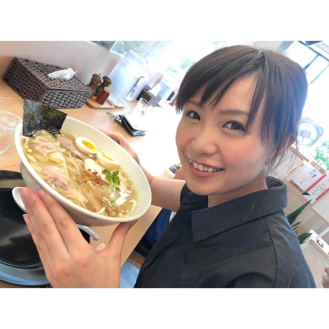 南條早紀さんのインスタグラム写真 - (南條早紀Instagram)「へへへへへ🍜❤️ . 前投稿のラーメンと共に。 美味しいものを食べているときが なにより幸せ〜〜〜👼 . . 最近、よく妊婦さんに間違えられますが ただのぽにょです🤰 お気遣いありがとうございます。 そして、なんだか、すみません。。。😂 . . そろそろ本気で気を付けよう…🐷 ゆるくダイエット頑張るんで、 お仲間、よろしくお願いしますーーー！笑 . . . #富山 #富山県 #射水市 #toyama #ラーメン #富山ラーメン #らーめん #🍜 #ラーメン女子 #塩ラーメン #てしお #デブ活 #デブ活🐷 #妊婦じゃないよ #ご心配ありがとうございます #なんか #すみません #痩せます #ゆるくダイエット  #薄着の季節 #嫌ねぇ #頑張ろうね  #食べるの大好き #食べることは生きること  #幸せ #運動しよう #そうしよう #アナウンサー #南條早紀 #なんじょうのにちじょう」6月30日 21時07分 - nanjo_saki