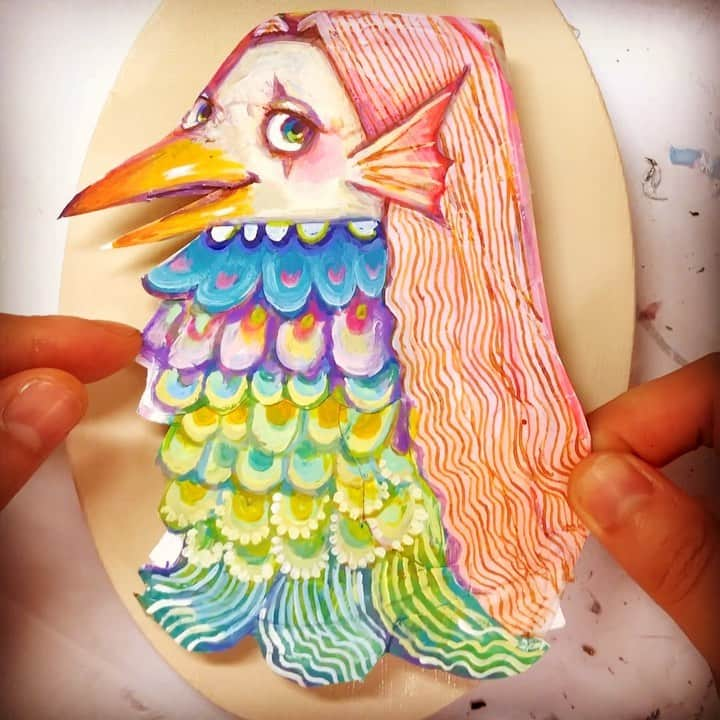 チアキコハラのインスタグラム：「アマビエちゃんを描かせていただきました🦜✨💜制作過程の一部です🐱 ☔️雨すごかった。。！髪の毛描くのがとても楽しいです。いろんな画材を使って描きます‼️ . #アマビエ #アマビエチャレンジ  #chiakikohara#illustration#art #artwork#妖怪 #livepainting #厄除け  #colorful #monster #acrylicpainting」