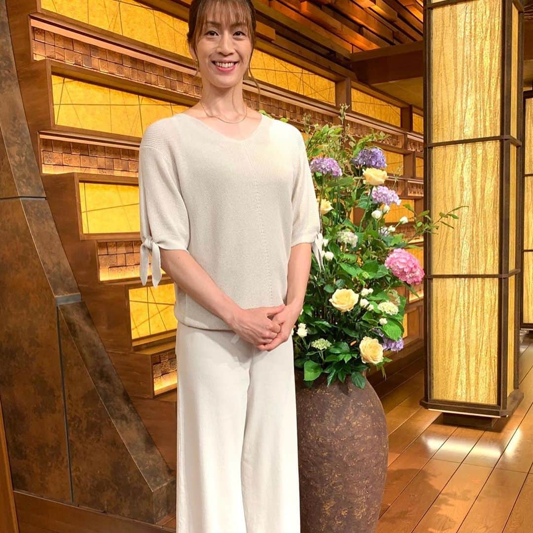 寺川綾さんのインスタグラム写真 - (寺川綾Instagram)「報道ステーション衣装👗 先週金曜日のOAの衣装です✨ 同系色の上下❤️ こういう色味だと、暑い日でも少しだけ涼しそうに見える気がする😊 #テレビ朝日 #報道ステーション #スポーツ #衣装 #ニット #epoca_official #パンツ #epoca_official #同系色コーデ」6月30日 21時09分 - terakawaaya_official