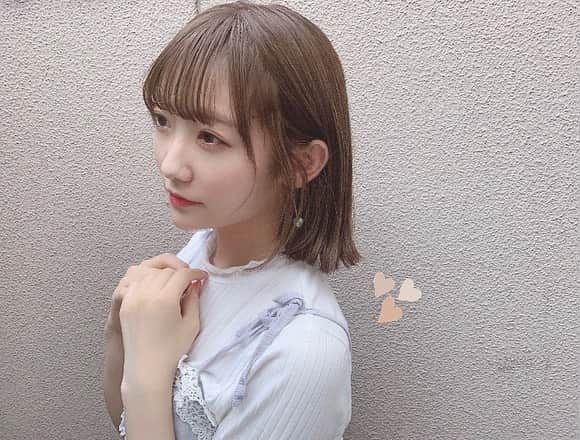 夏川愛実のインスタグラム：「﻿ 🤗💗﻿ 暗髪派？？明るい派？？？🤔﻿ ﻿ #newhair#アッシュ#ベージュ#ハイライト﻿ #ヘアカラー#ショートボブ#ボブヘア#ワンカール﻿ #ボブヘアアレンジ#内巻き#外ハネ#外ハネボブ ﻿ ﻿ ﻿」