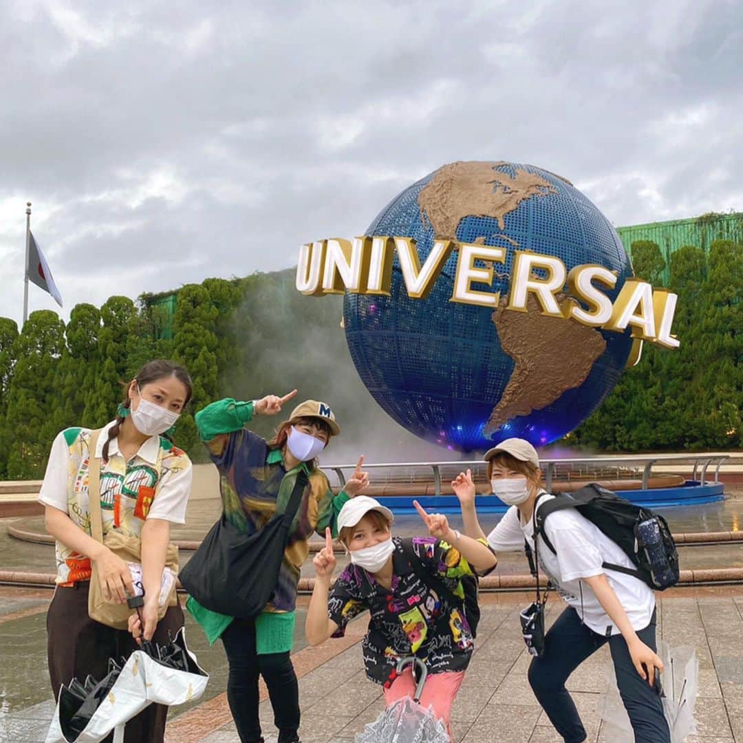 和田美枝のインスタグラム：「雨のユニバ🌏  #USJ #ユニバ #4人中3人シャツが派手 #4人中3人がキャップ #4人中3人が忘れ物あり #どしゃぶりからの始まり #集合のLINEから個性が豊かでうかれちゃう #八光さんが撮ってた写真マネてみた #ここで撮ったのいつぶりだろう」