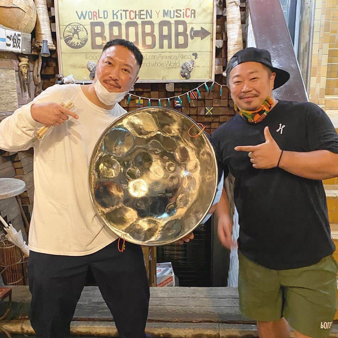 松井泉のインスタグラム：「スティールパンを作っていただきまして、 先日受け取ってまいりました！ クラフトマンのアサちゃんの力作！ めちゃくちゃ嬉しい！ 大事に使わせてもらいます〜！  p.s.パクセロイの髪型にしましたw」