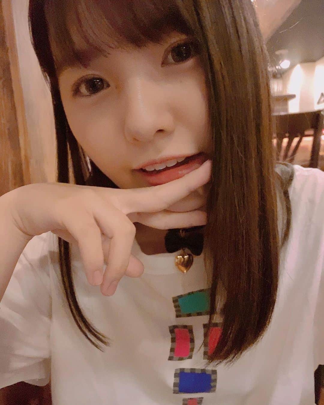 本郷柚巴のインスタグラム：「チョーカーの思い出🤍🤍🤍 ・ ・ ・ 初めて付けた時のソワソワ… ・ ・ ・ リボンとハートがお気に入り🎀 ・ ・ ・ もう慣れたよ🙂💕 ・ ・ ・ #本郷柚巴 #nmb48 #アクセサリー #チョーカー #球体ラヴァー」