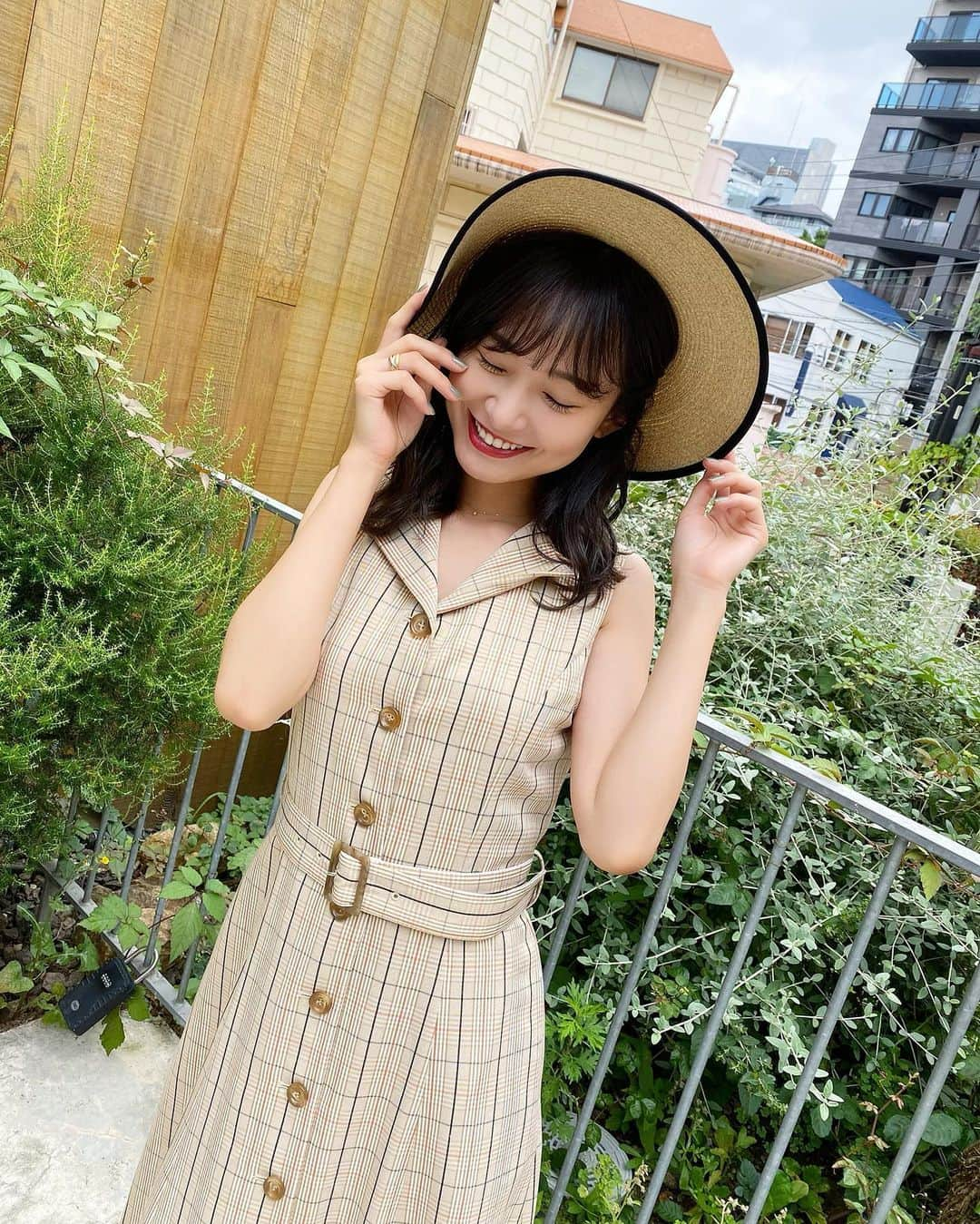 西川瑞希（みずきてぃ）さんのインスタグラム写真 - (西川瑞希（みずきてぃ）Instagram)「新作がかわいすぎてどうしよう…🥺🌼今日着ていたノースリーブシャツワンピースも、形キレイだし、綺麗目カジュアルですんごーく好き！！色は2色展開です✨ . 明日7/1 18:00〜発売の新作たちは、webにアップされているので是非見てみてください//もう見てくれてコメントくださった皆様もありがとうございます❤︎ . 今回も気に入っていただけたらいいな✨ . @cheriemona_official #cheriemona #onepiece #夏コーデ #シャツワンピース #ワンピースコーデ」6月30日 21時17分 - mizuki_nishikawa_