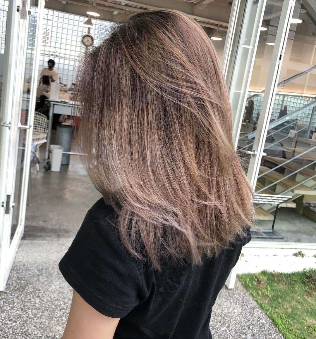 神能裕貴のインスタグラム：「🌫 effortless cut ×  shadow root 🌫 . "ラフで適当がカッコいい" . . 【エフォートレスカット】 ◉ラフに決まるセットも簡単なカット. ◉飾らず、抜け間のある雰囲気に！ ◉軽やかで美しい女性. . . 【シャドールーツ】 ◉根元のコントラストでクールな印象へ. ◉伸びても根元が気にならない！ ◉自信と魅力のある女性.  以上の効果が期待できます💫  #effortlesscut#balayage#highlight#shadowroot#ombre #オンブレ#オンブレカラー#ハイライト#バレイライト#バレイヤージュ#海外ヘアー#リアル海外ヘアー#ラフカット#エフォートレスカット#ラフで適当がカッコいい#ラフで色気のあるヘアー#SHIMA」