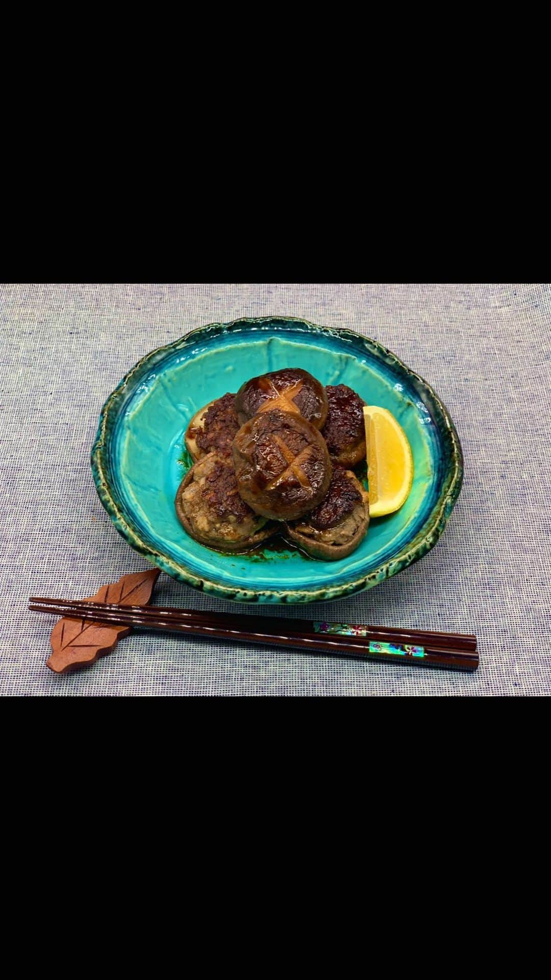 のインスタグラム：「・ 椎茸に含まれる ビタミンD、 レモンに含まれる クエン酸、 どちらも  カルシウムの吸収を助ける効果が期待できるので、  一緒にカルシウムの多い食材を摂取することで骨の強化が期待できます🦴  @fat.adapt   #fatadapt  #食べたもので体はつくられている」