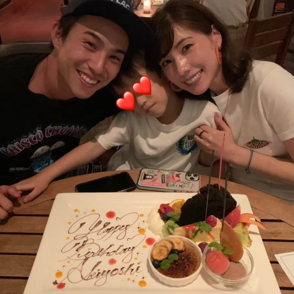 仲里依紗さんのインスタグラム写真 - (仲里依紗Instagram)「キツネさん🦊 32歳のお誕生日おめでとう🎈🎂🎉 いつも家族や周りのみんなを明るくしてくれてありがとう🥰 . 私達バチバチに喧嘩するけど なぜだか普通に仲良くなってしまう🦊🧐❗️笑 なんでだろ〜ね🤣謎 . そんな他愛もない日常に感謝してこれからも家族3人楽しく過ごしましょ👨‍👩‍👦 . 身体に気をつけて🙏🏻健康第一で🦊  おめでとう☺️ @akiyoshi0630nakao」6月30日 21時26分 - riisa1018naka