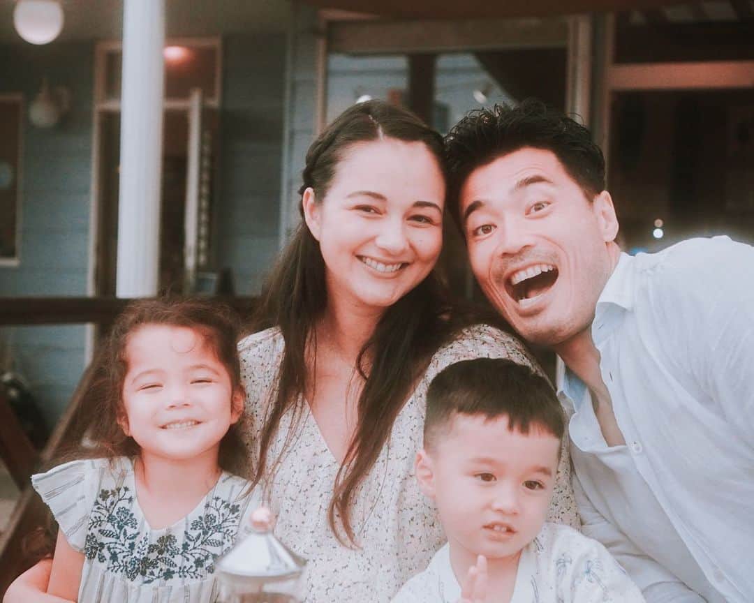 エリナ シルカのインスタグラム：「My crew 👨‍👩‍👧‍👦💕 家族4人の写真がいつ最後になるかわからないからついつい沢山撮ってしまう笑」