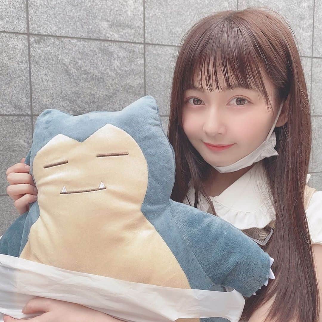 金久保マユ（ぼんぼん）のインスタグラム：「動画などで気付いた方も多かった！ 最近我が家に増えたカビゴン👾 . 先日撮影終わりに通ったゲームセンターで、仲間にして欲しそうにこちらを見ていたので救出してきました。思ったよりお金かかったけど、無事に救出できたので何よりです。 . . . 本当は座布団？的な役割だと思うんですが、お尻にはひけない〜😭抱き枕にしてます。笑 . . 丸井ブン太くんの抱き枕もあるんですが、少々厚みがあるので、カビゴンちょうどいいです。肌触りもいいし◎ . . . 今日は22時に動画出します！ 親知らずの抜歯後の動画です。笑 . . . 明日まで親知らず休暇なので満喫したいと思います☺️（結局撮影と編集しちゃってるけど） . . . 明日はゴロゴロする予定（多分、きっと…） . . . . . . . . .  #きょコ#美意識向上#春コーデ#夏コーデ#セットアップ#ワンピース#かわいい#すき#美意識向上#かわいくなりたい#メイク#ぴんく#エクセル#ヘアアレンジ#夏#ポートレート#色素薄い系メイク#写真#ポケモン#カビゴン#ゲームセンター#pokemon#love#photo#code#camera#animegirl#モデル#followｍe#youtube#asmr」