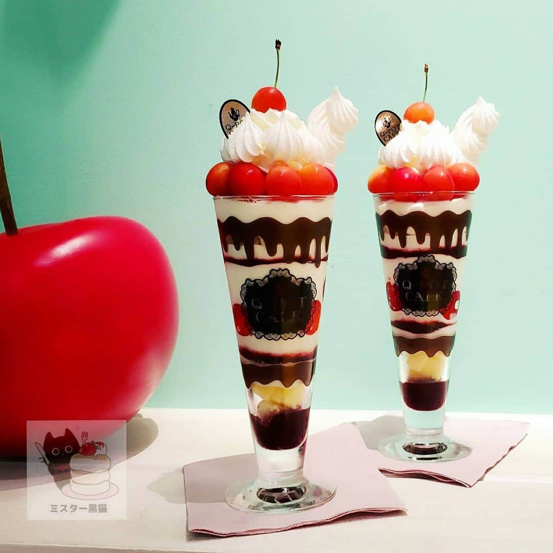 のインスタグラム：「パパパパパフェ♪ 【Q-pot CAFE.】 期間限定 🍒Cherry Cherry Parfait 🍹ロマンティック ピーチ＆エルダーフラワー ソーダ 🍓ストロベリーティーソーダ 💎プチクリーミーマカロン  かわいさMAXのQ-pot CAFE.に、さくらんぼの王様と言われる佐藤錦のパフェが登場！ このメニューは、新型コロナウィルスの影響を受けている生産者の方を応援する「食べて守ろう！支援の輪！」特別メニューです  山形県「山形果樹園」から直送の絶品さくらんぼと真っ白のホイップとサクサクメレンゲ赤と白が美しいパフェは、なくなり次第終了なのでお早めに  さらに人気メニューの宝石のような、絶品「プチクリーミーマカロン」がQ-pot. ONLINE SHOPでお取り寄せ可能に！ 自宅でかわいいマカロンを楽しめるのは嬉しいにゃー😸. . 🚶東京都渋谷区神宮前3-4-8  表参道駅から徒歩約5分  #黒猫食べ過ぎ #qpotcafe #キューポットカフェ @qpot_official」