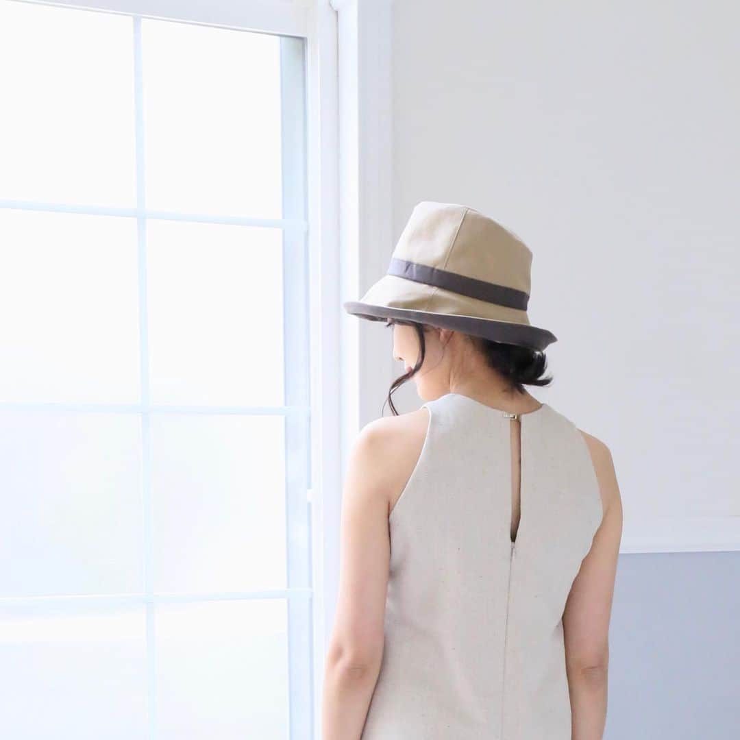 田中美里のインスタグラム：「今日から7月ですね。  いつもあたたかいコメントありがとうございます。 20代から見守ってくださっている方、いろんな作品で私を知ってくださった方。 1人1人の言葉に背中を押していただいています。  まだまだ、前のような生活には戻れなくていつもより疲れてしまうことも多いかと思います。 お互いに自分で出来る守れることをして、さらに暑くなる7月も乗り切りましょうね。  #写真は以前のものです #jinnobeatshitecassie  #ジンノビートシテカッシ  #帽子 #帽子コーデ #hat #yaokichi  photo by fujiko  @fujiko121」
